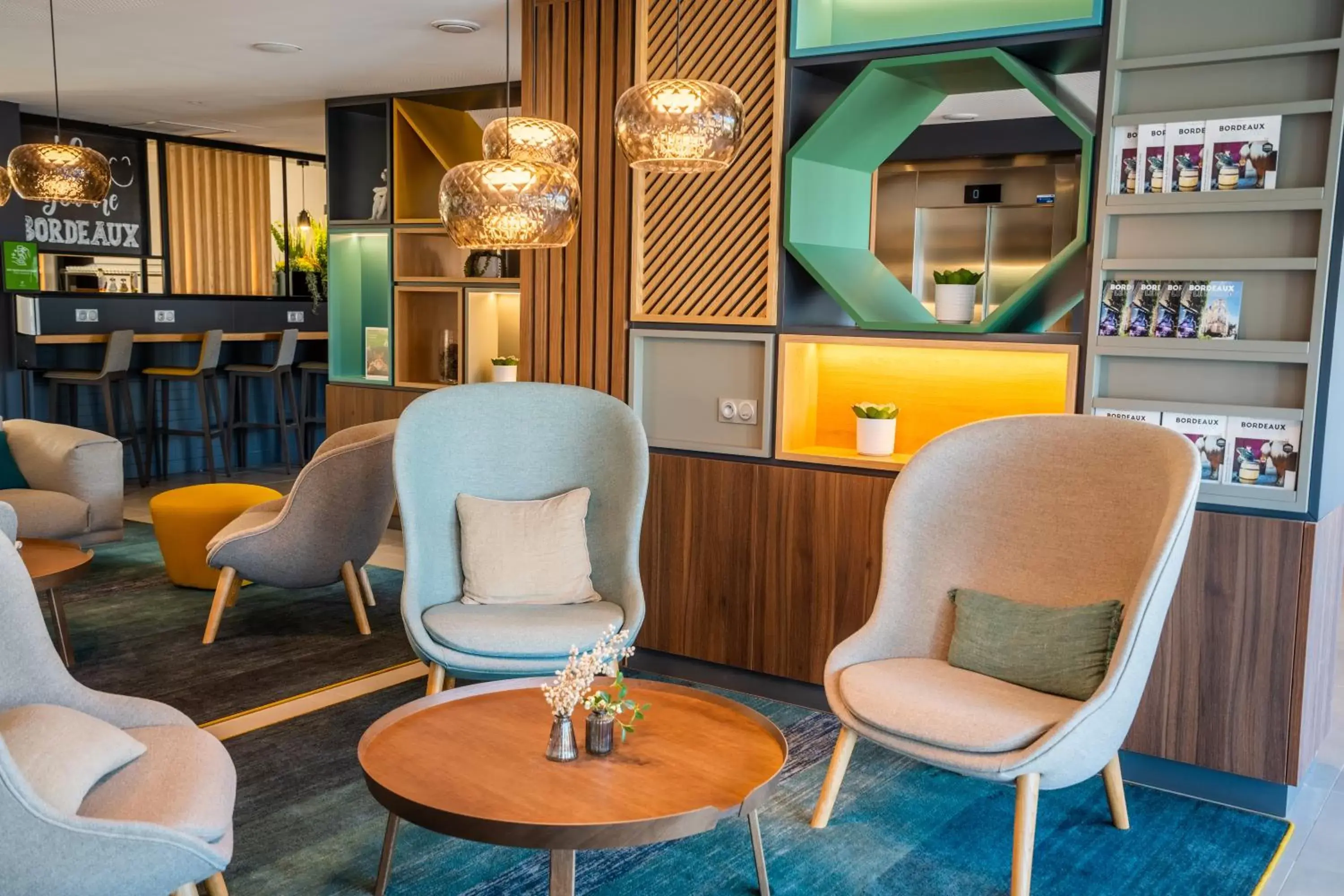 Lounge or bar, Seating Area in Holiday Inn - Bordeaux-Merignac, an IHG Hotel