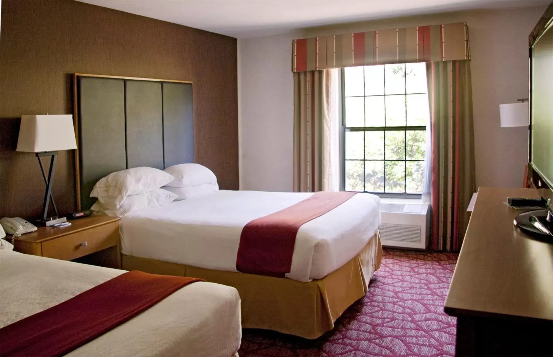 Bed in Holiday Inn Express Grants Pass, an IHG Hotel