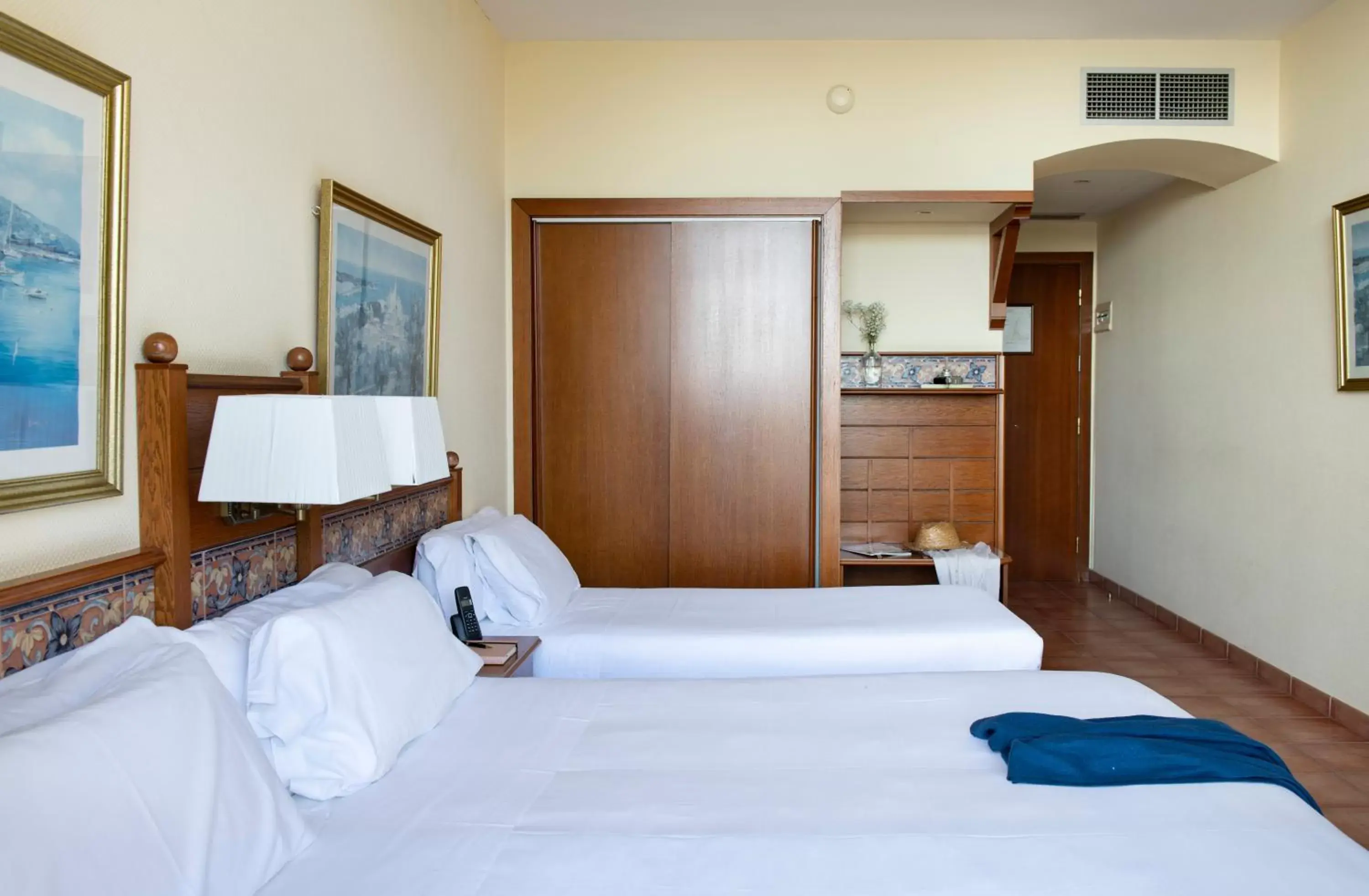 Bedroom, Bed in Hotel Roses Platja