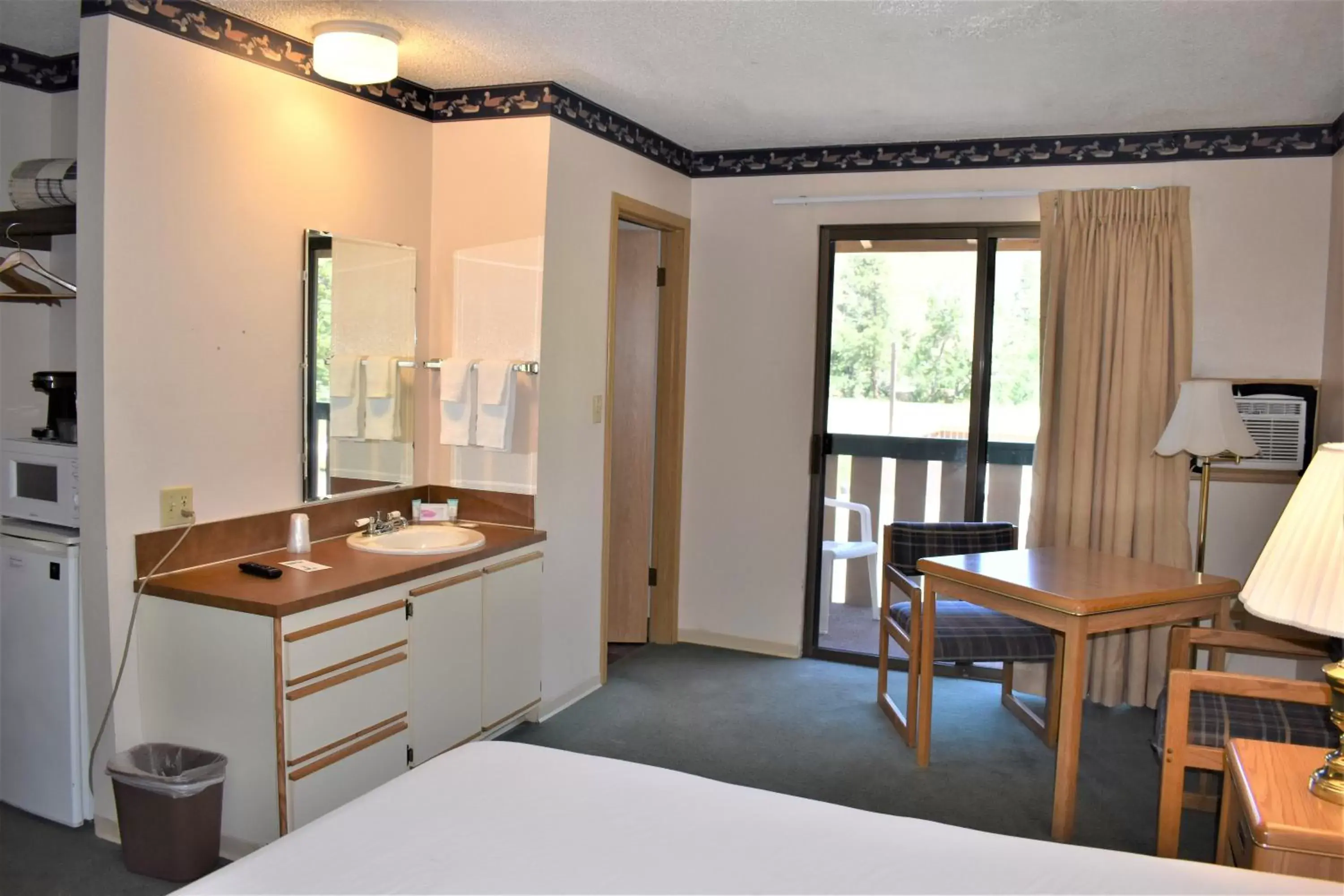 Photo of the whole room, Kitchen/Kitchenette in Winthrop Inn