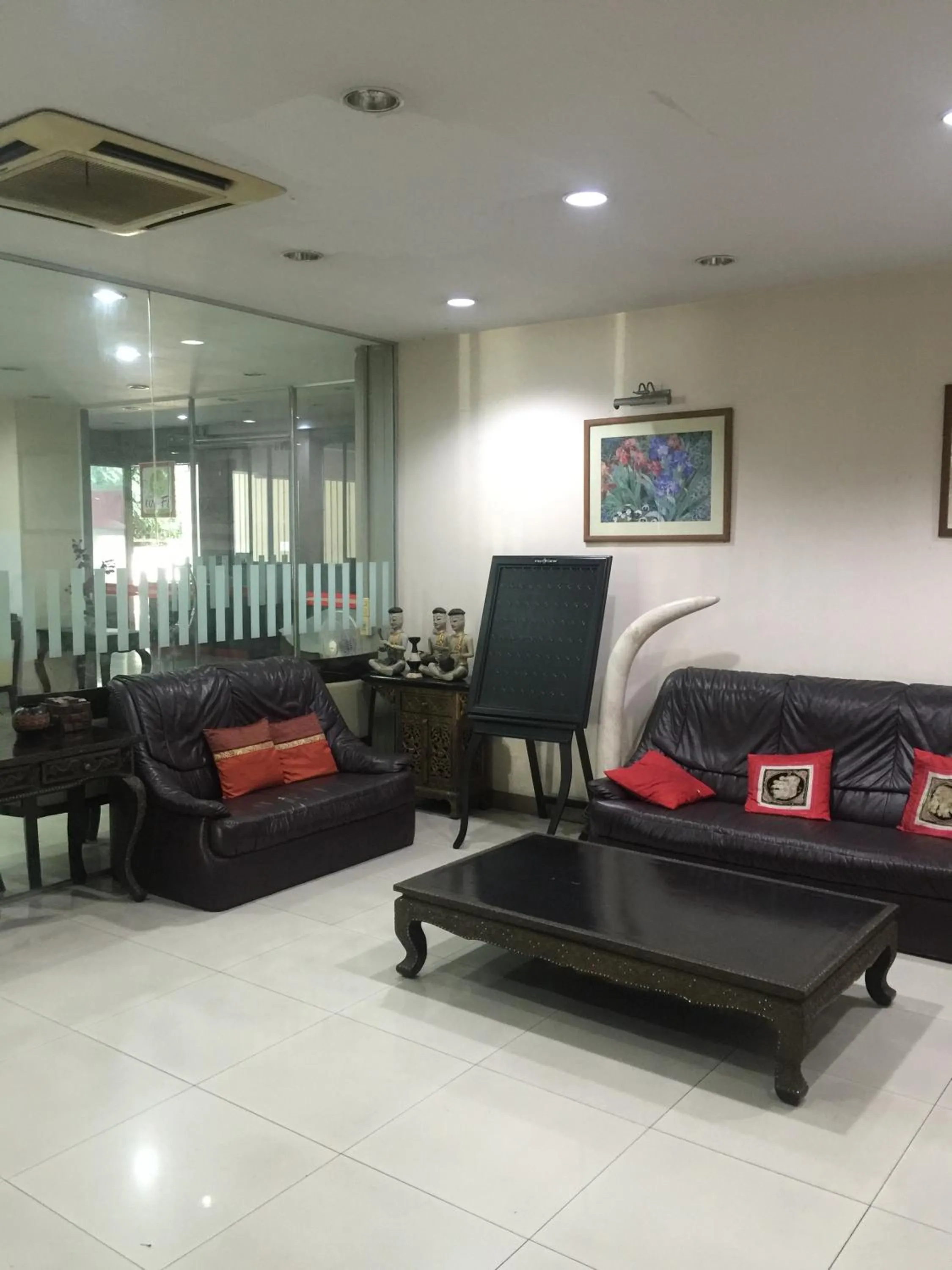 Lobby or reception in Mall Suites Hotel