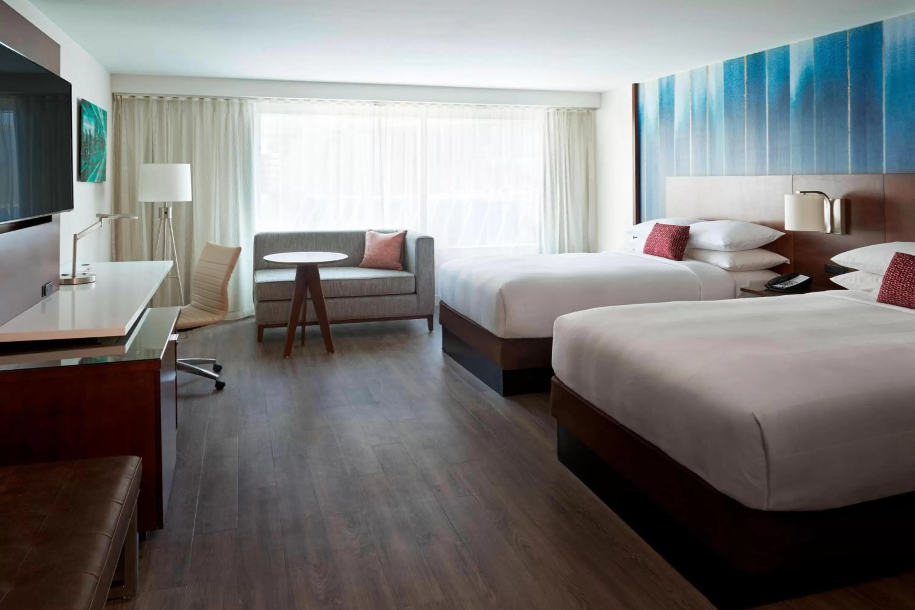 Photo of the whole room, Bed in Toronto Marriott City Centre Hotel