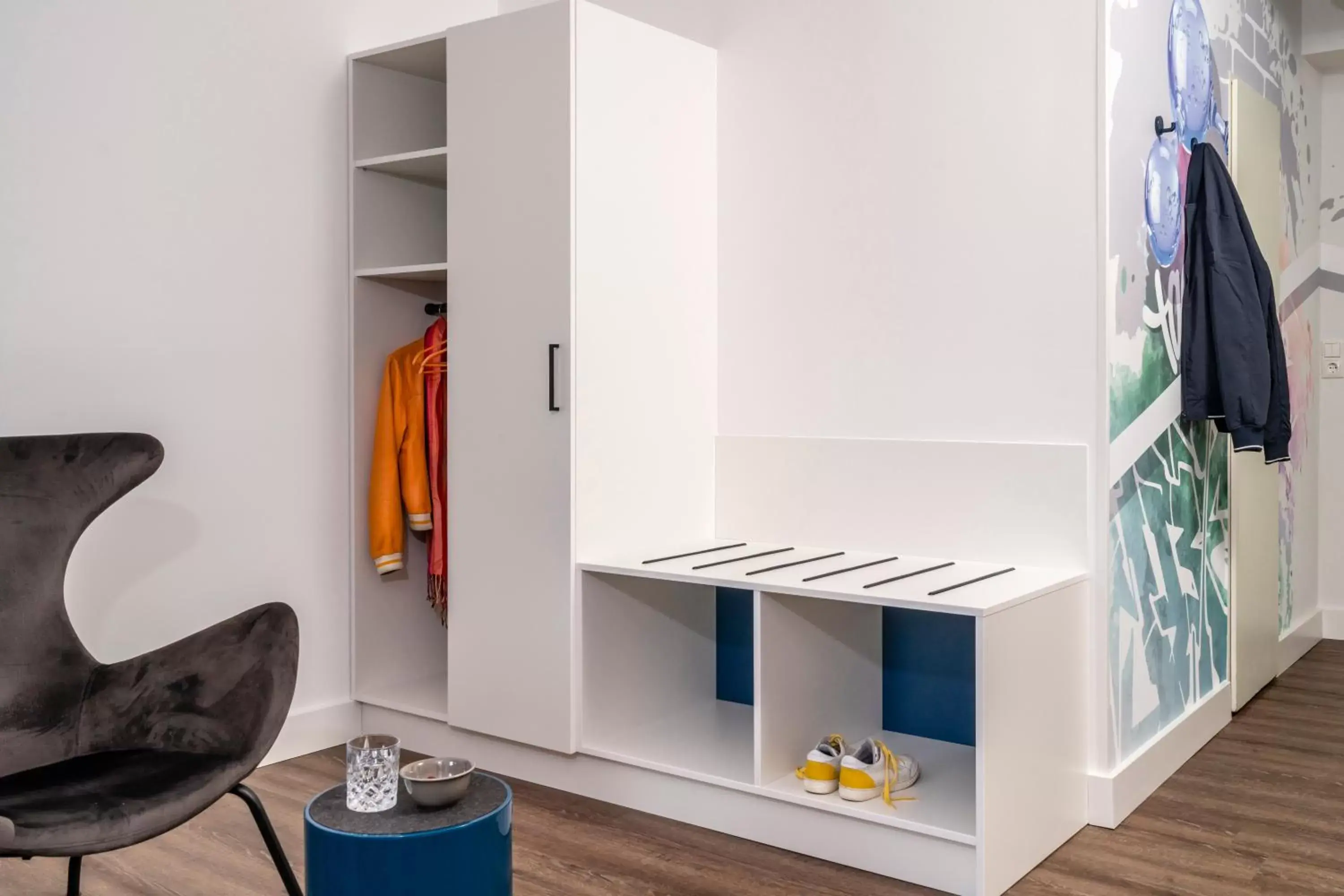 wardrobe, Seating Area in ibis Styles Hamburg Alster City