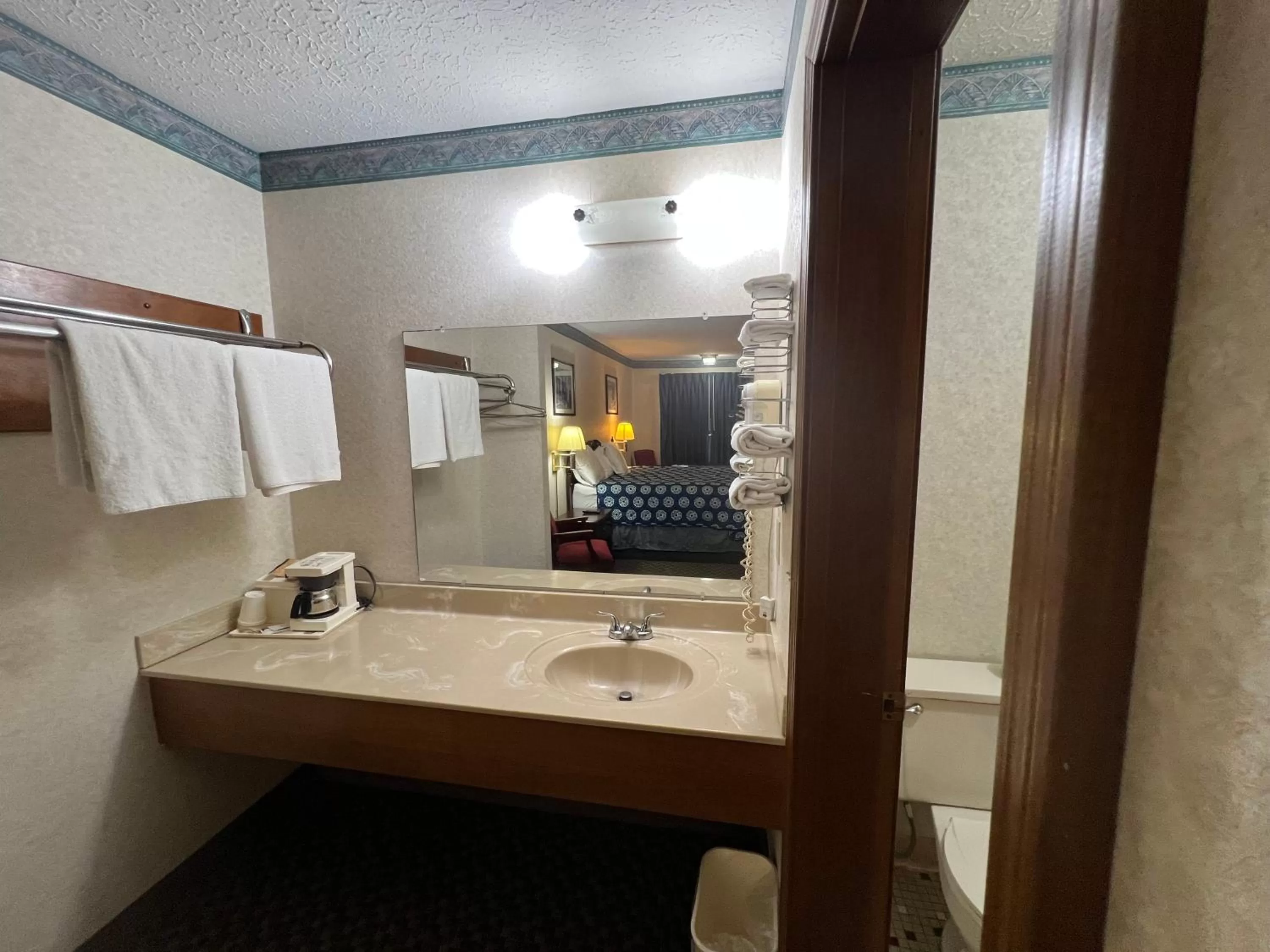 Coffee/tea facilities in Americas Inn Bardstown