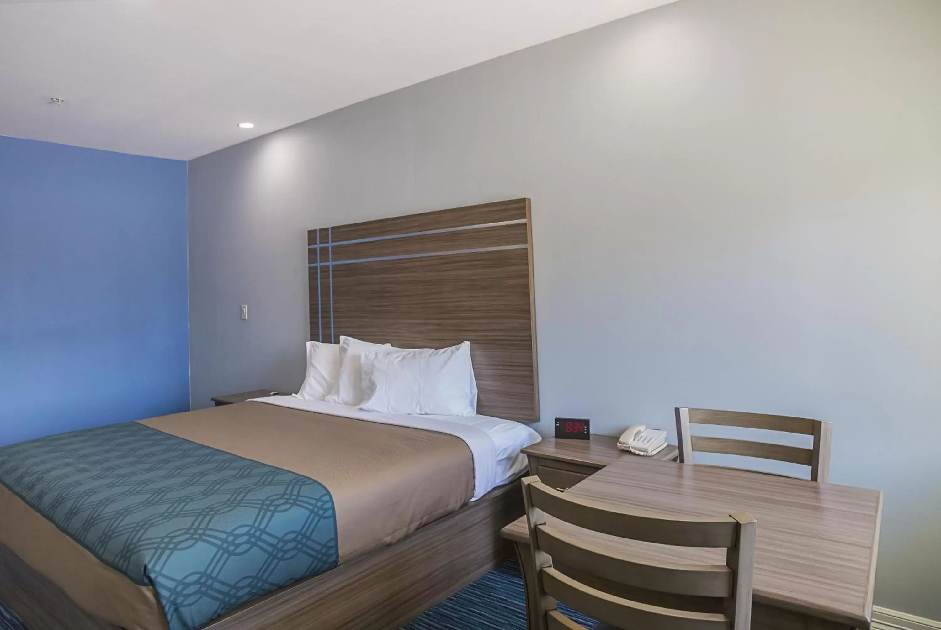 Bed in Home Place Inn Spring I-45 North and 1960 Bed in Home Place Inn Spring I-45 North and 1960