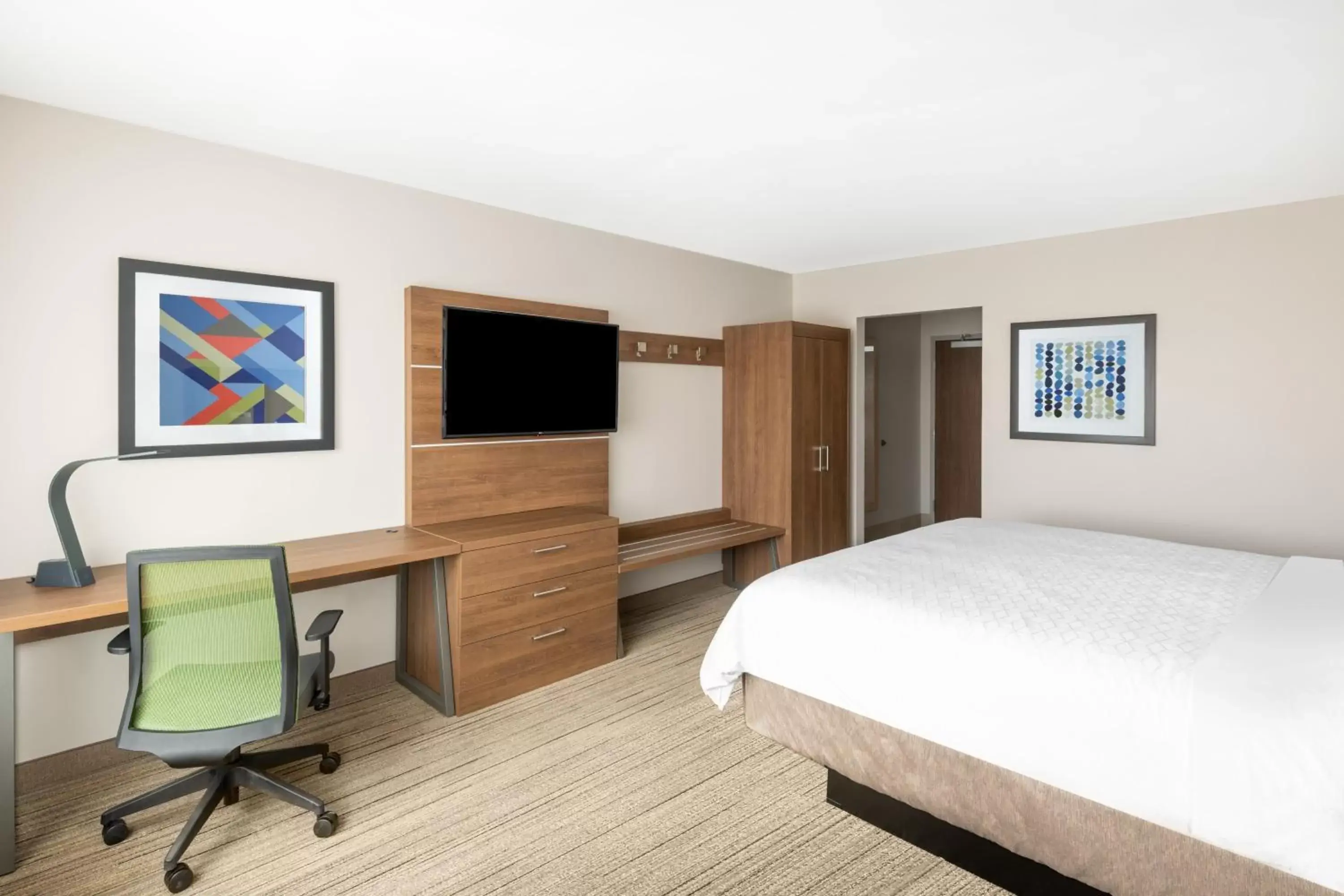 Photo of the whole room, TV/Entertainment Center in Holiday Inn Express & Suites - Phoenix - Airport North, an IHG Hotel