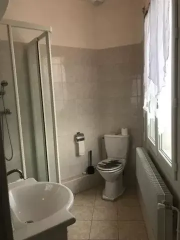 Shower, Bathroom in Hotel Restaurant l'Avenir