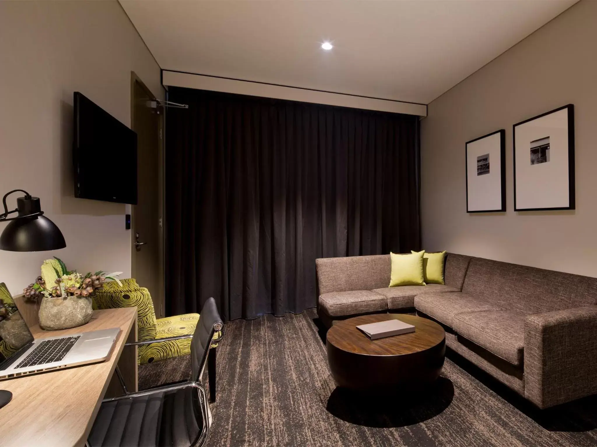 Living room, Seating Area in Glen Hotel and Suites