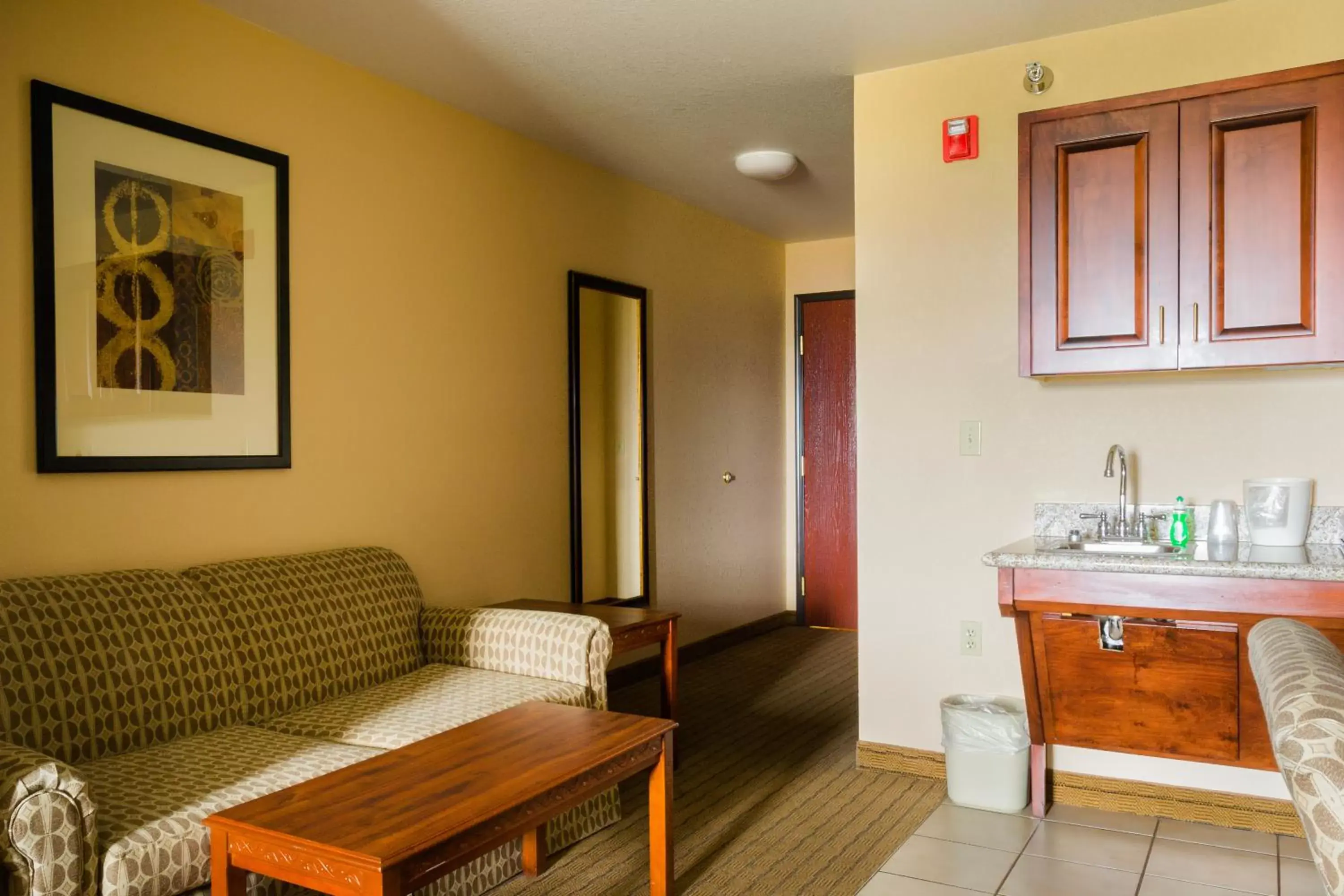 Kitchen or kitchenette, Seating Area in Holiday Inn Express Hotel & Suites Acme-Traverse City, an IHG Hotel