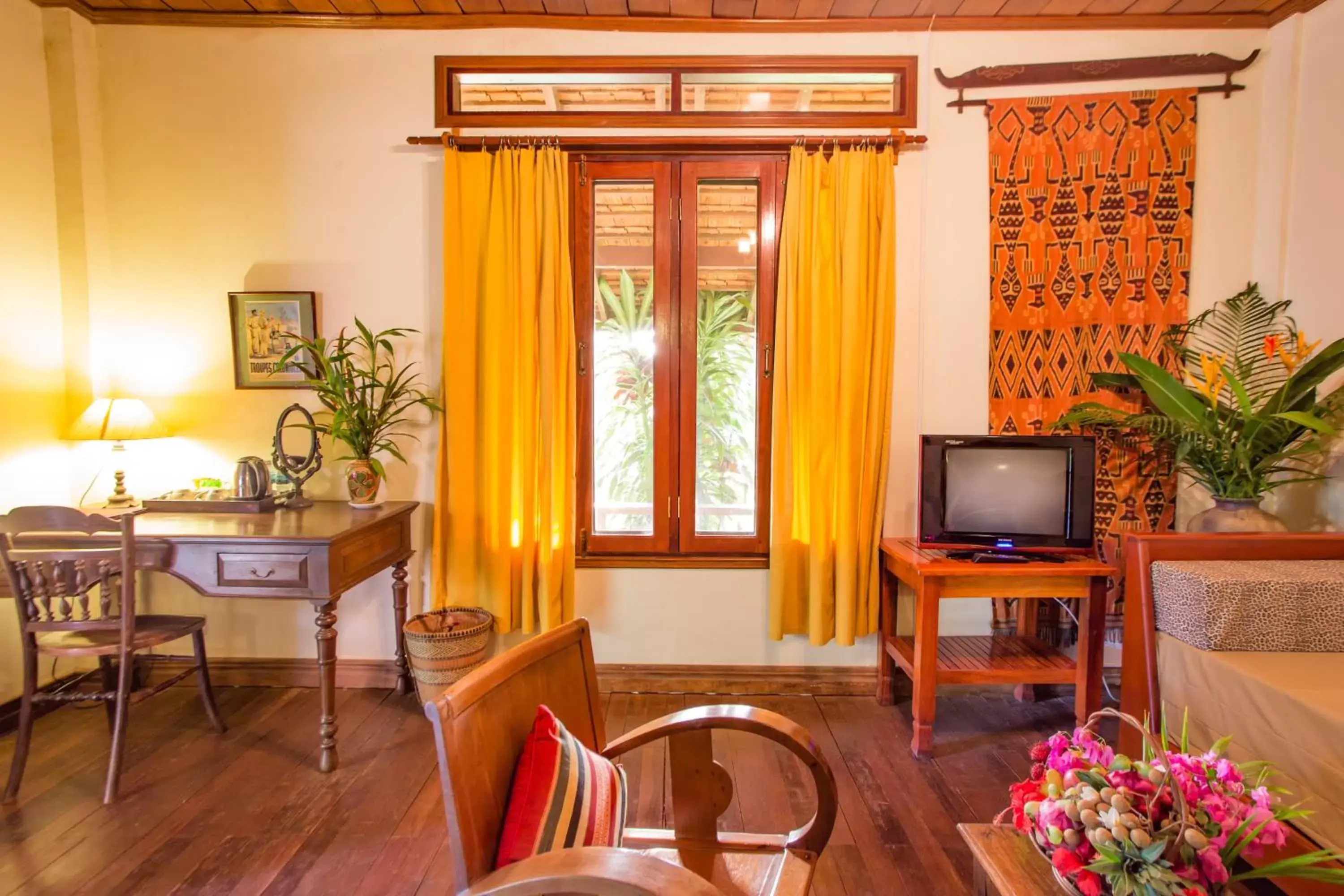 Bedroom, TV/Entertainment Center in Terres Rouges Lodge