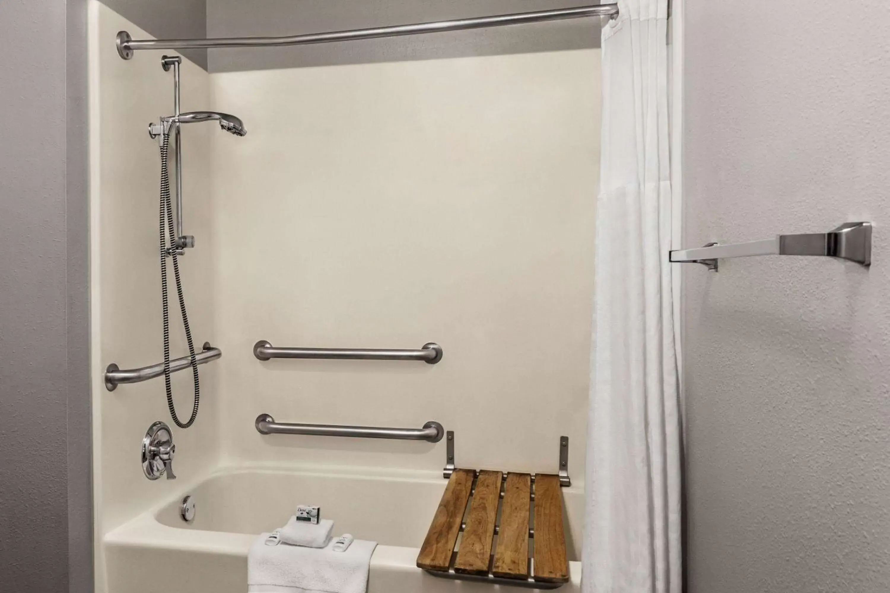 Shower, Bathroom in La Quinta by Wyndham Chicago Tinley Park