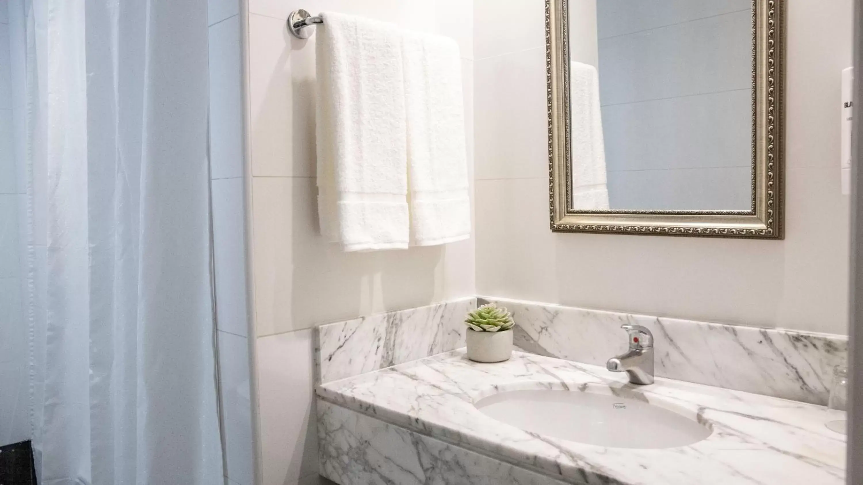 Bathroom in Carsson Hotel Downtown Buenos Aires