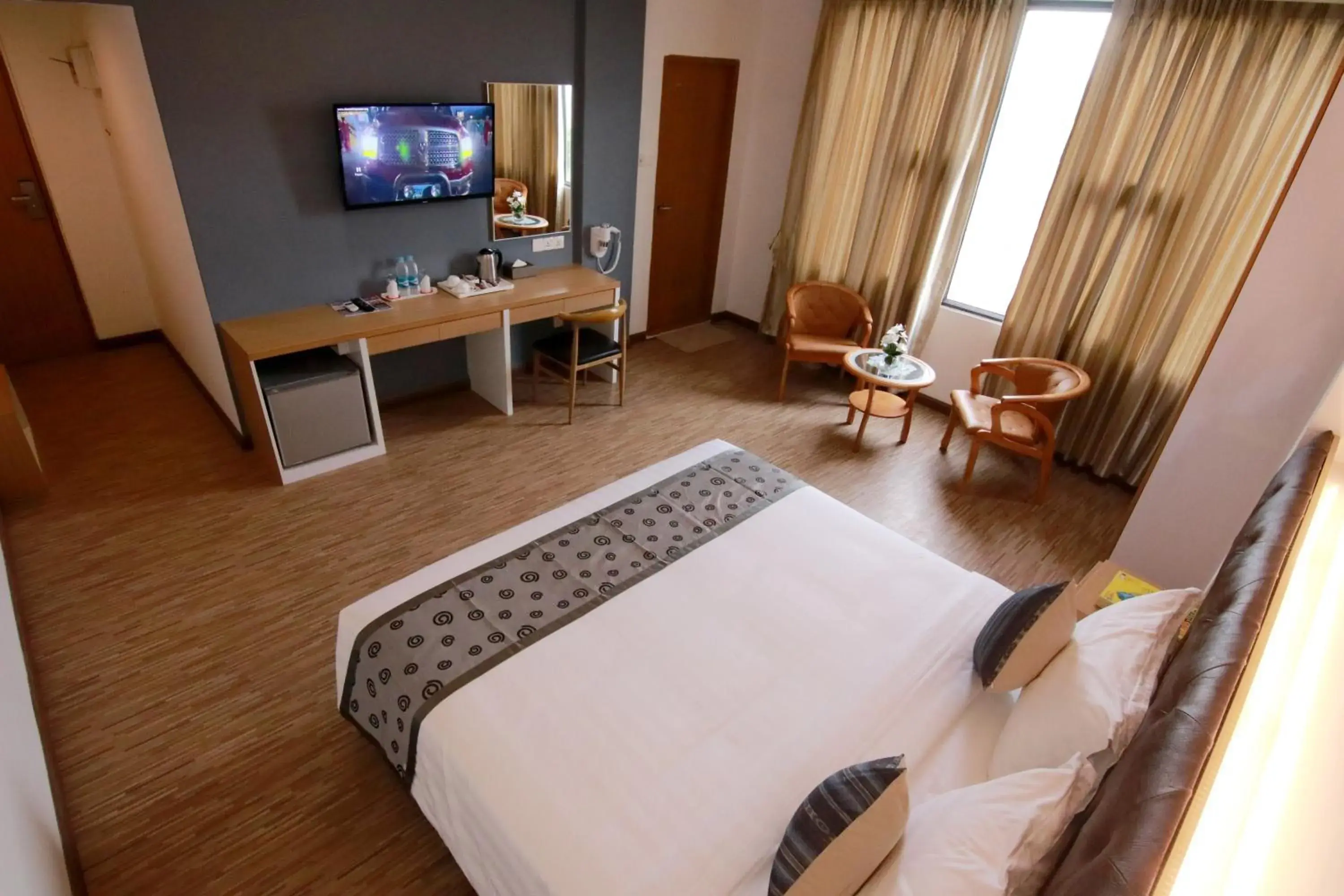 Bedroom, TV/Entertainment Center in Botahtaung Hotel