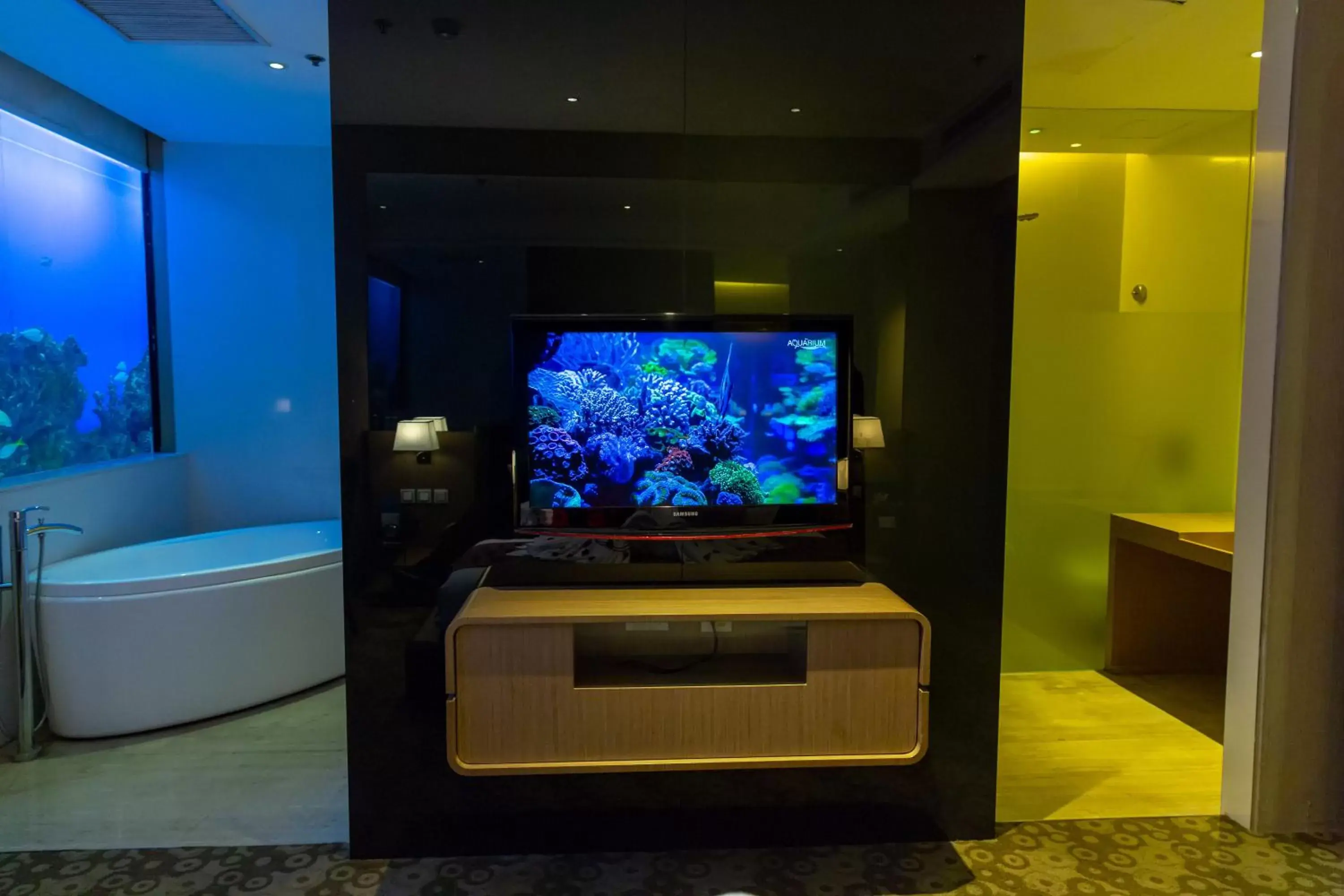 TV and multimedia, Bathroom in Hotel H2o