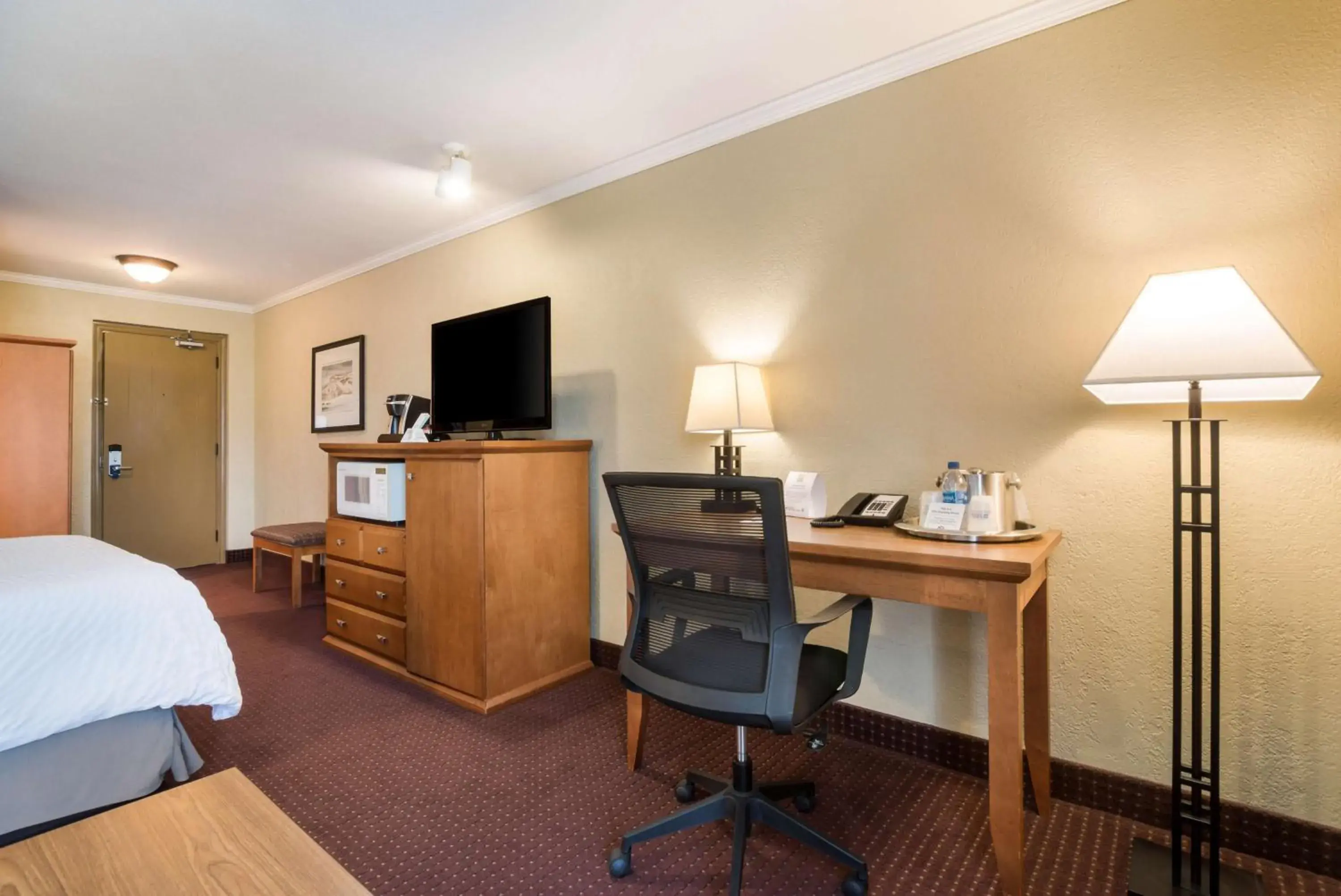 Bedroom, TV/Entertainment Center in Best Western Plus NorWester Hotel & Conference Centre