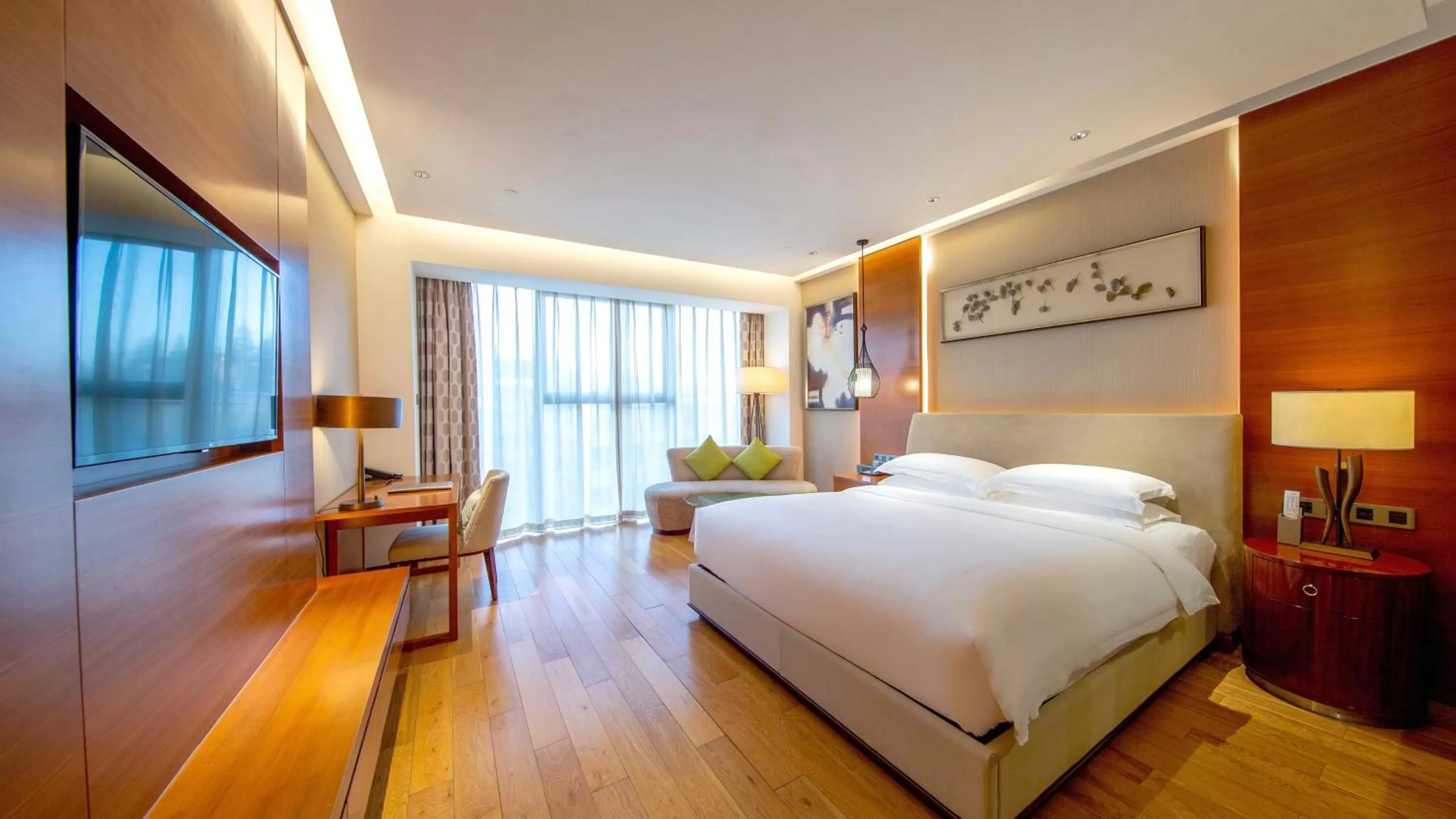 Photo of the whole room, Bed in Holiday Inn Nanjing Xuanwu Lake by IHG