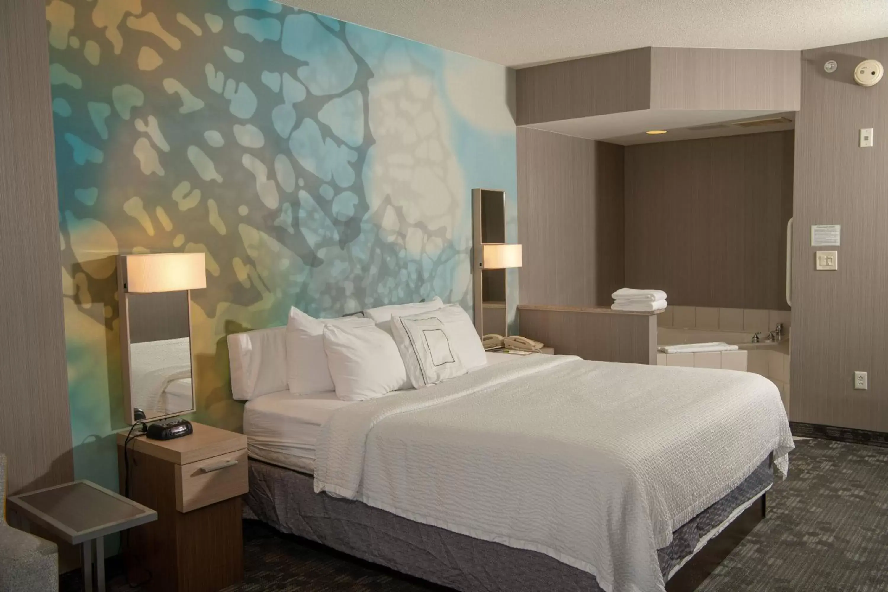 Swimming pool, Bed in Courtyard by Marriott Erie Ambassador Conference Center