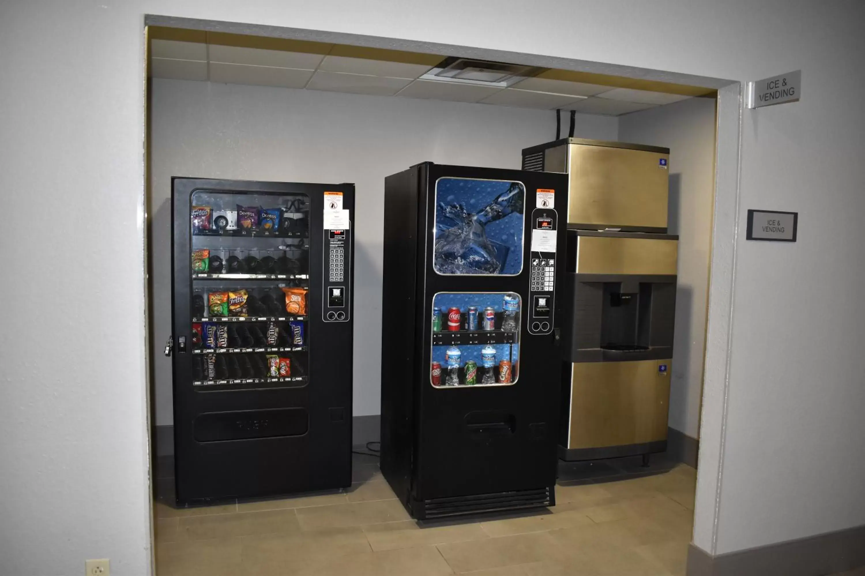 Drinks, Supermarket/Shops in Country Inn & Suites by Radisson, Hagerstown, MD