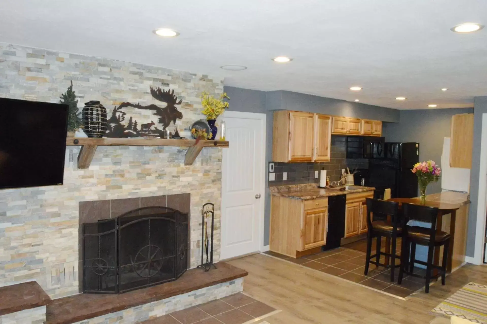 TV and multimedia, Kitchen/Kitchenette in The Inn on Fall River & Fall River Cabins