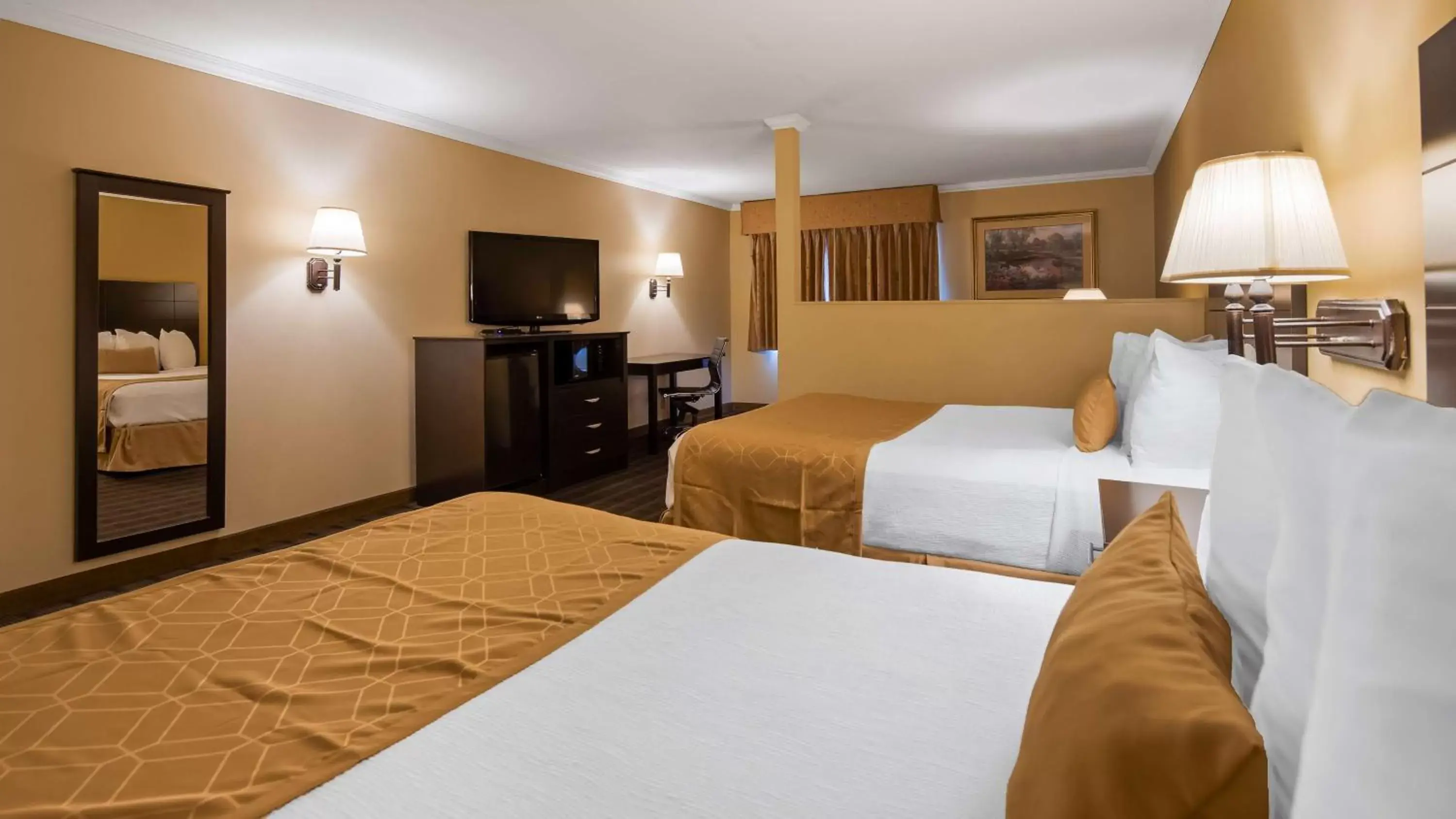 Photo of the whole room, Bed in Best Western Inn & Suites