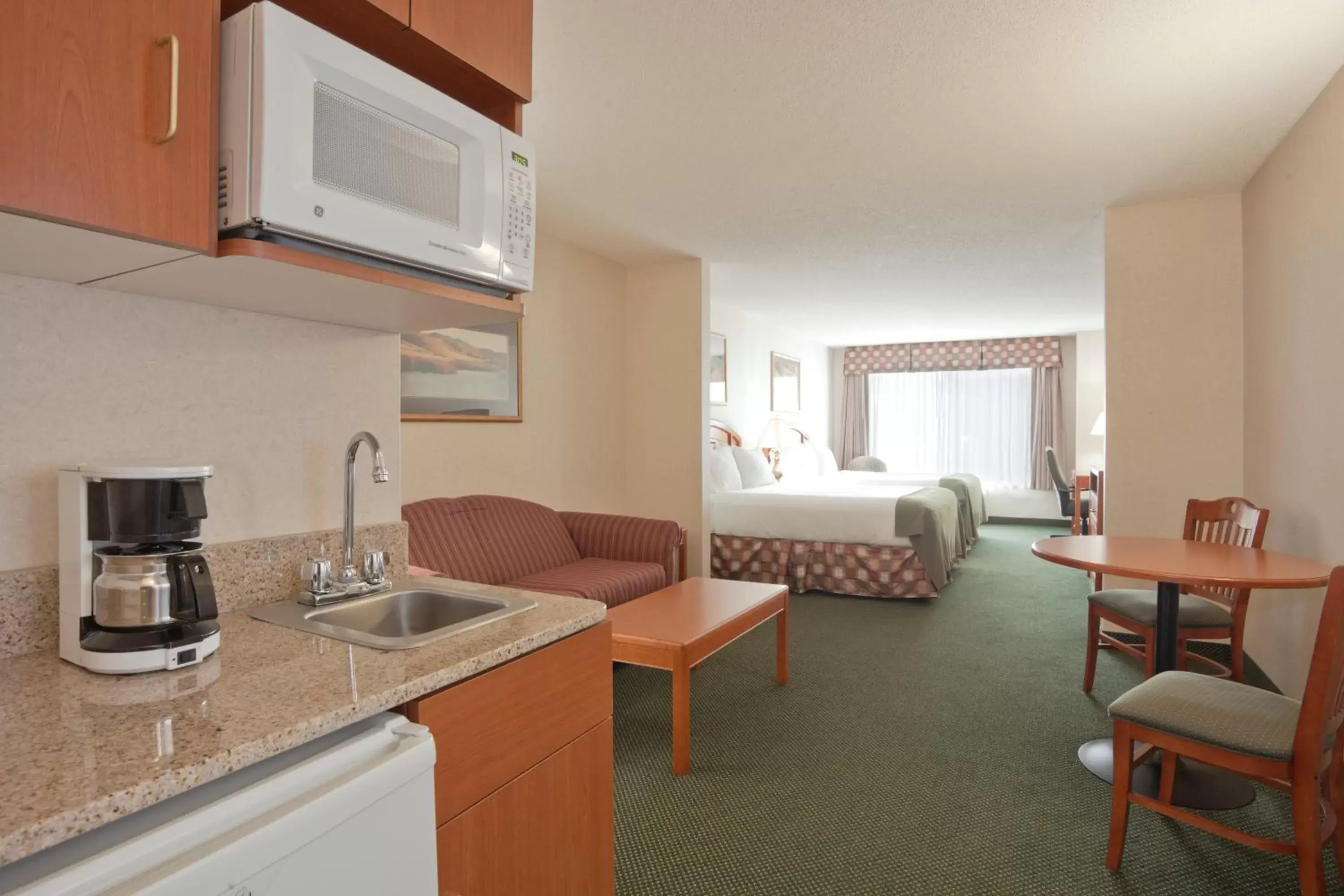 Photo of the whole room, Kitchen/Kitchenette in Holiday Inn Express Hotel & Suites Bryan-Montpelier, an IHG Hotel