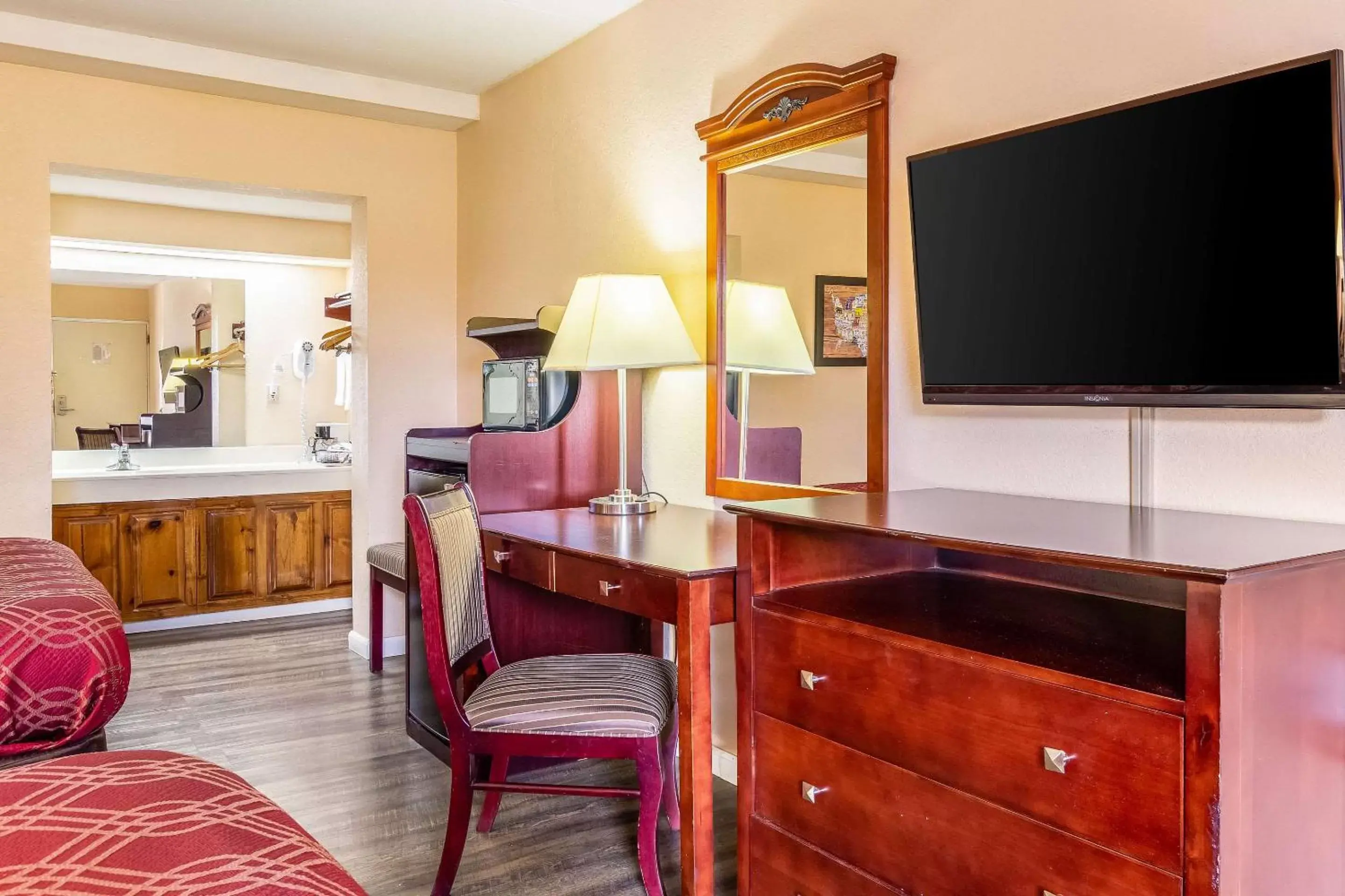 Photo of the whole room, TV/Entertainment Center in Econo Lodge - Rocky Top