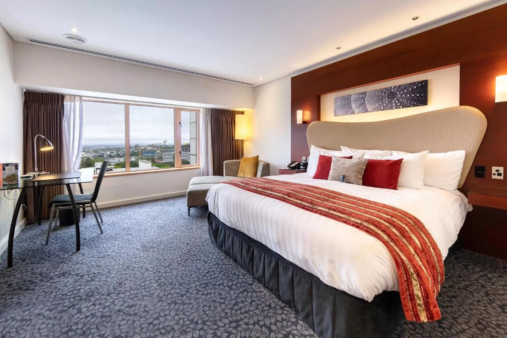 Photo of the whole room, Bed in Crowne Plaza Auckland, an IHG Hotel