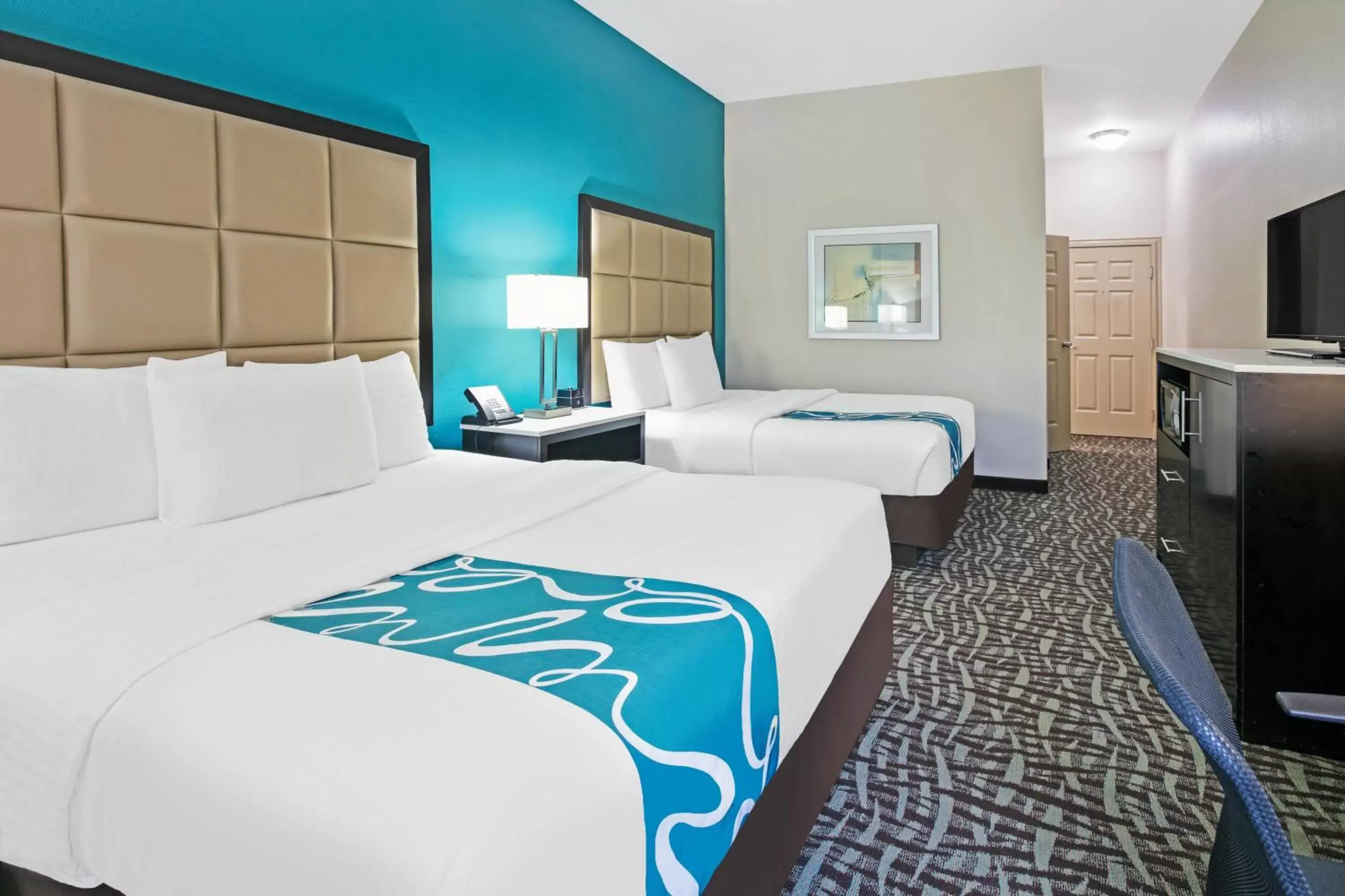 Bed in La Quinta Inn and Suites by Wyndham Paris