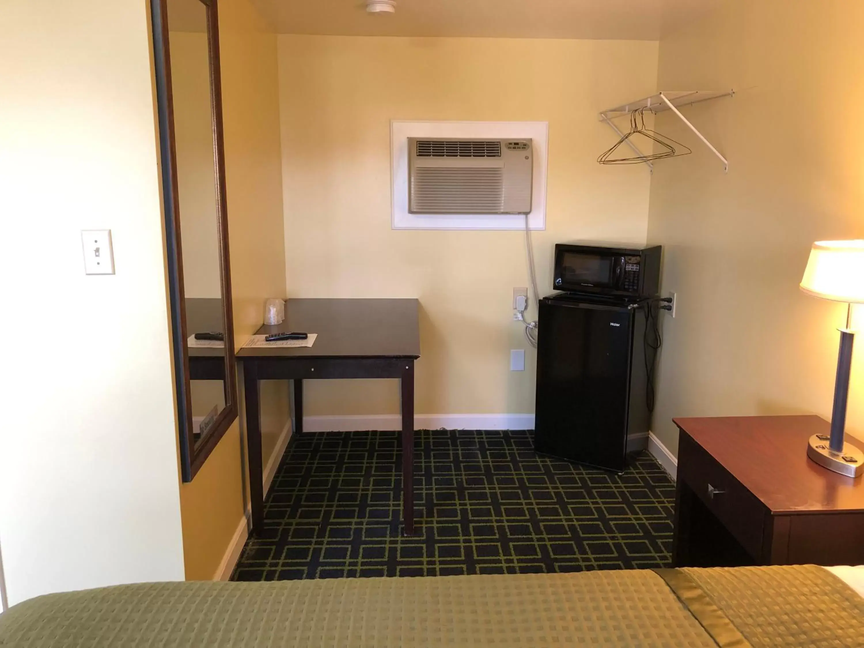 Guests, TV/Entertainment Center in Rosewood Motel