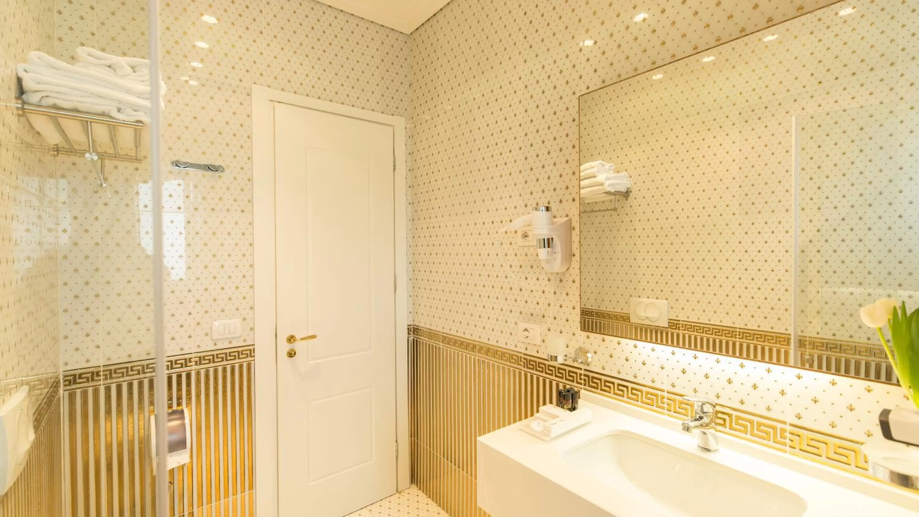 Bathroom in Royal Hill Hotel