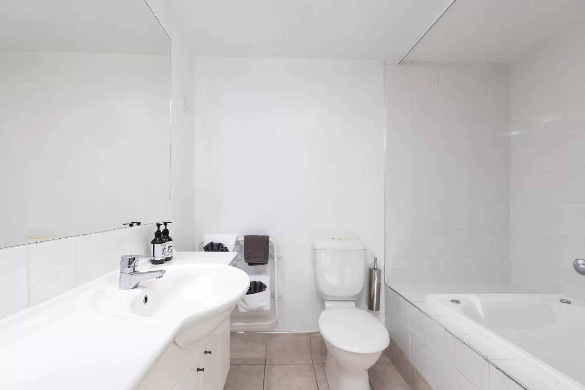 Bathroom in Chelsea Park Motor Lodge
