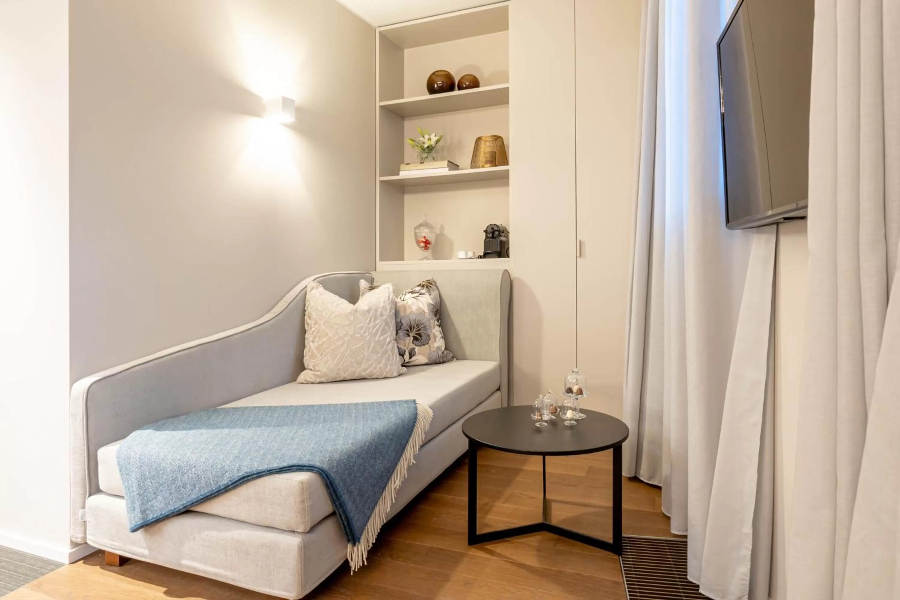 Seating area, Bed in Smart Hotel Binario - Self Check-In