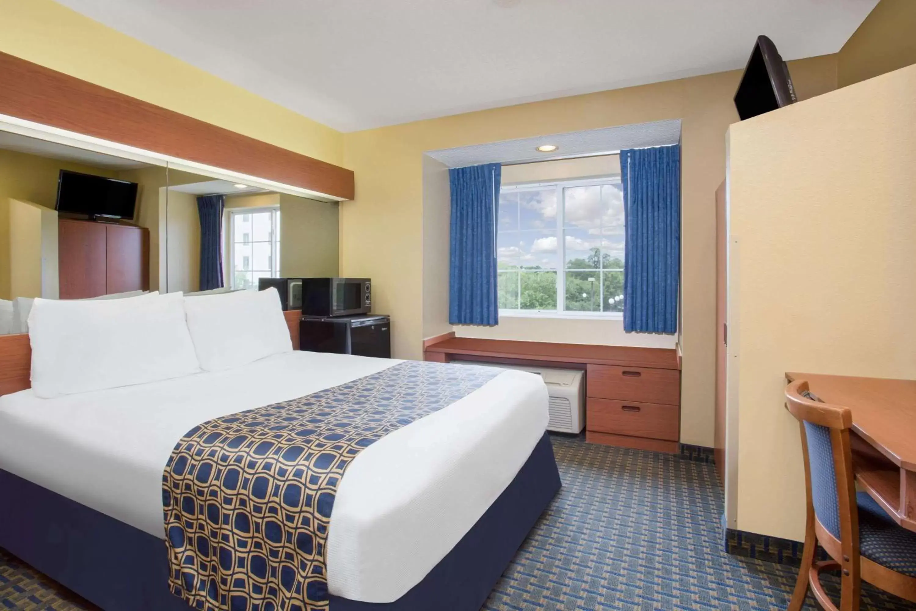 Photo of the whole room, Bed in Microtel Inn & Suites Leesburg