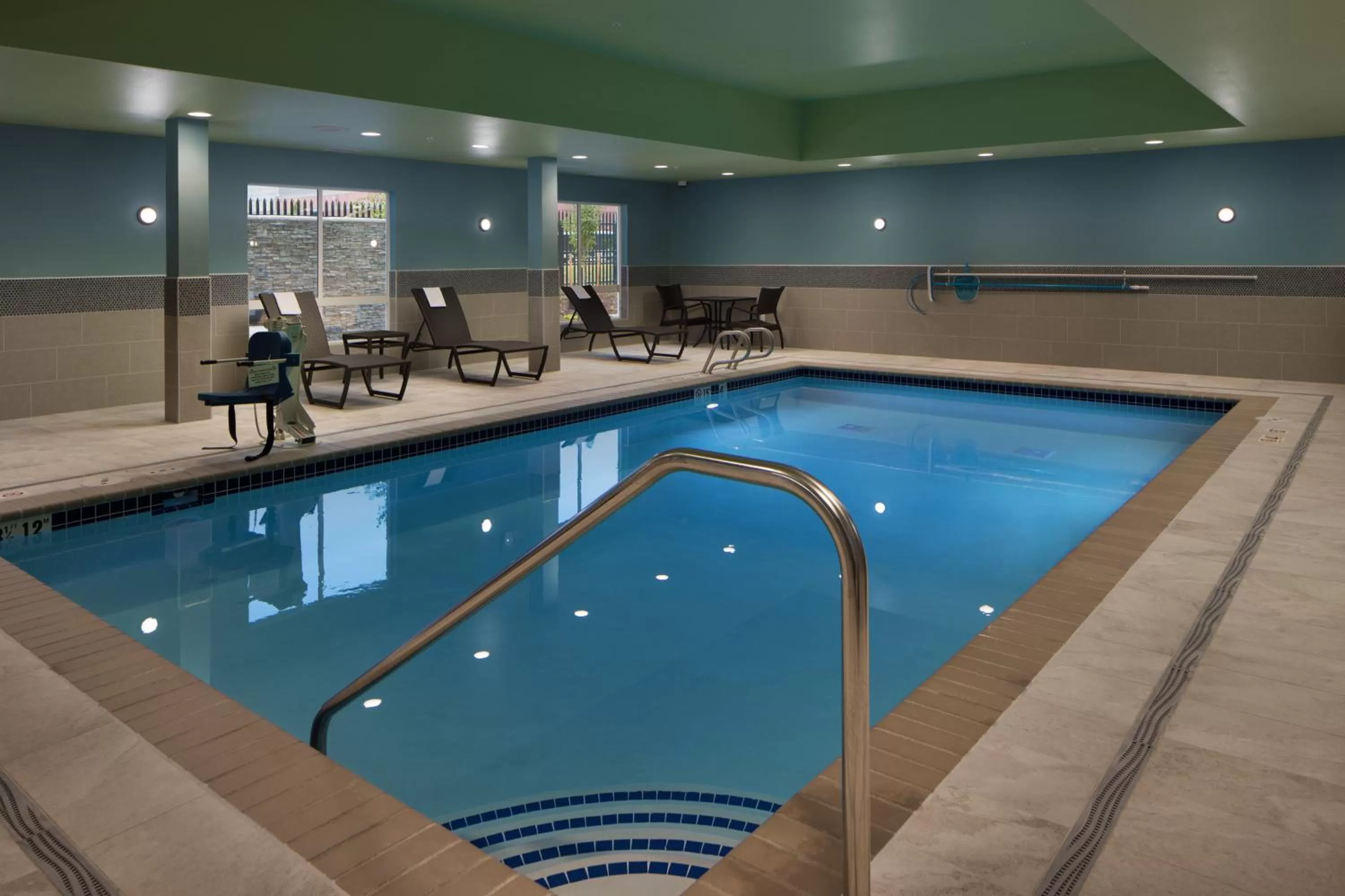 Swimming pool in Holiday Inn Express & Suites - Portland Airport - Cascade Stn by IHG