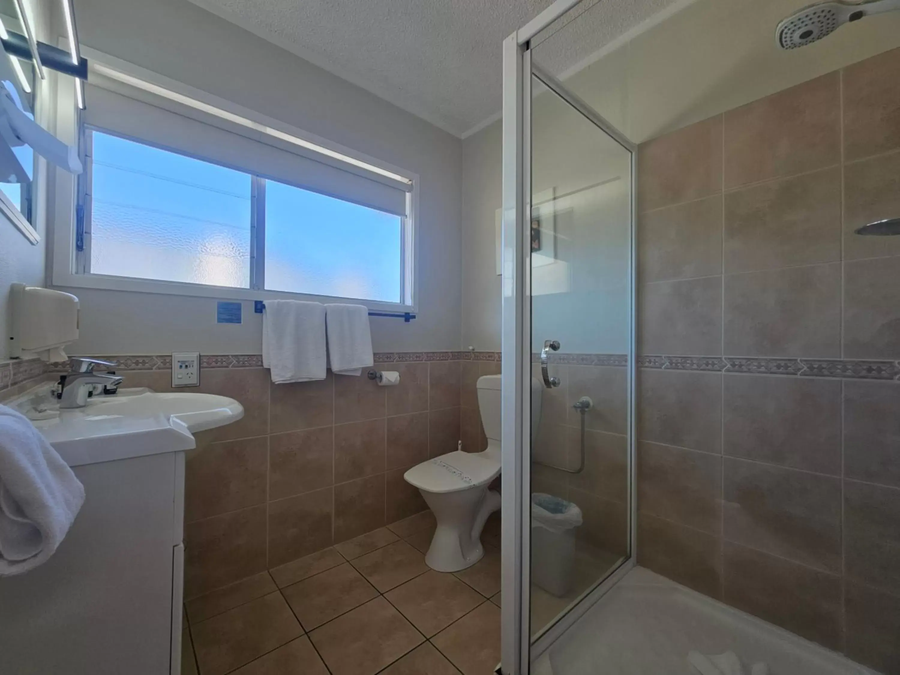 Shower, Bathroom in Tui Oaks Motel