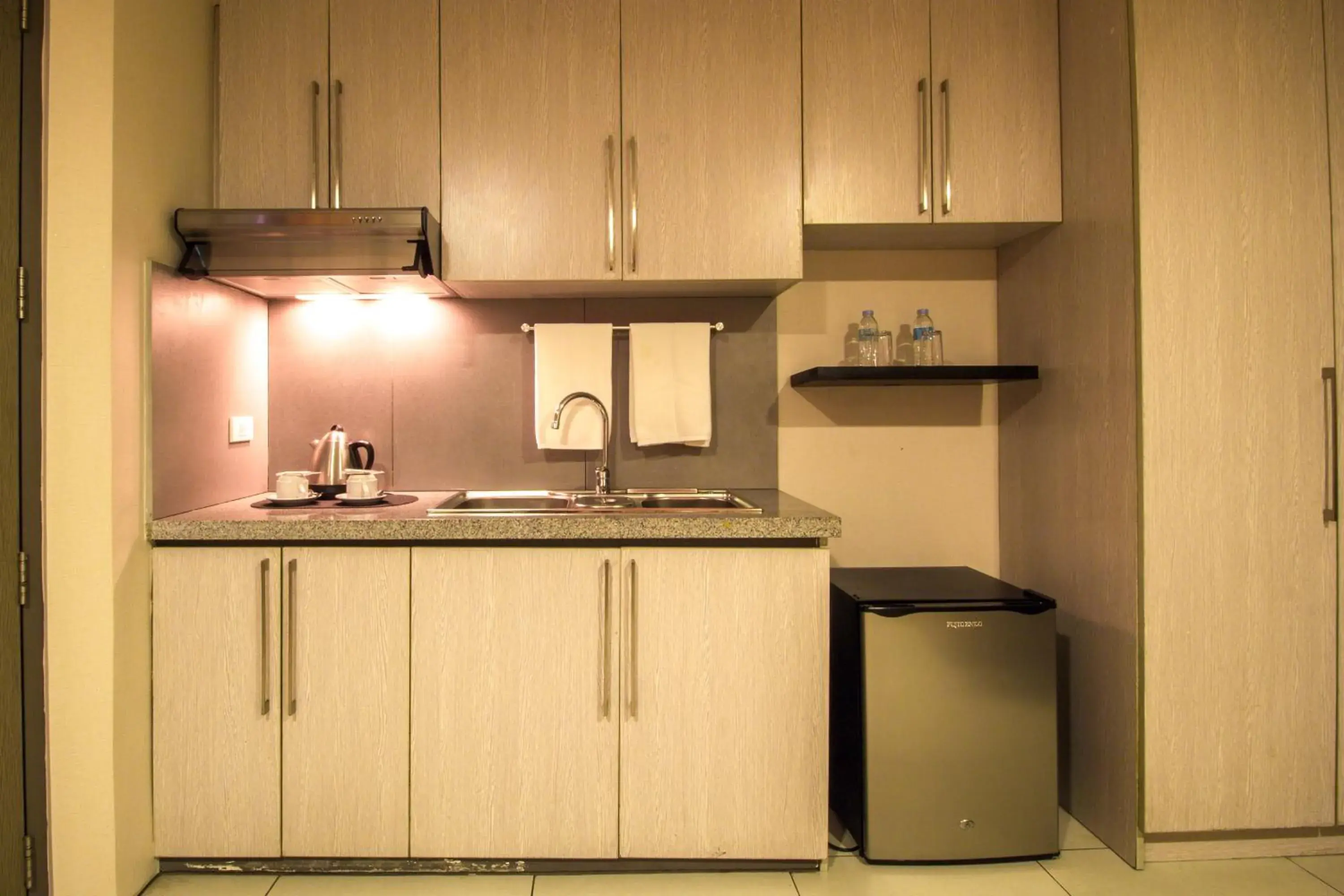 Kitchen or kitchenette, Kitchen/Kitchenette in Jade Hotel And Suites