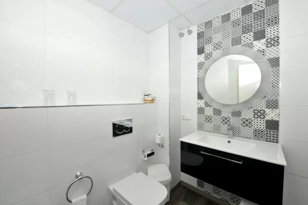 Toilet, Bathroom in Hotel Salobreña Suites
