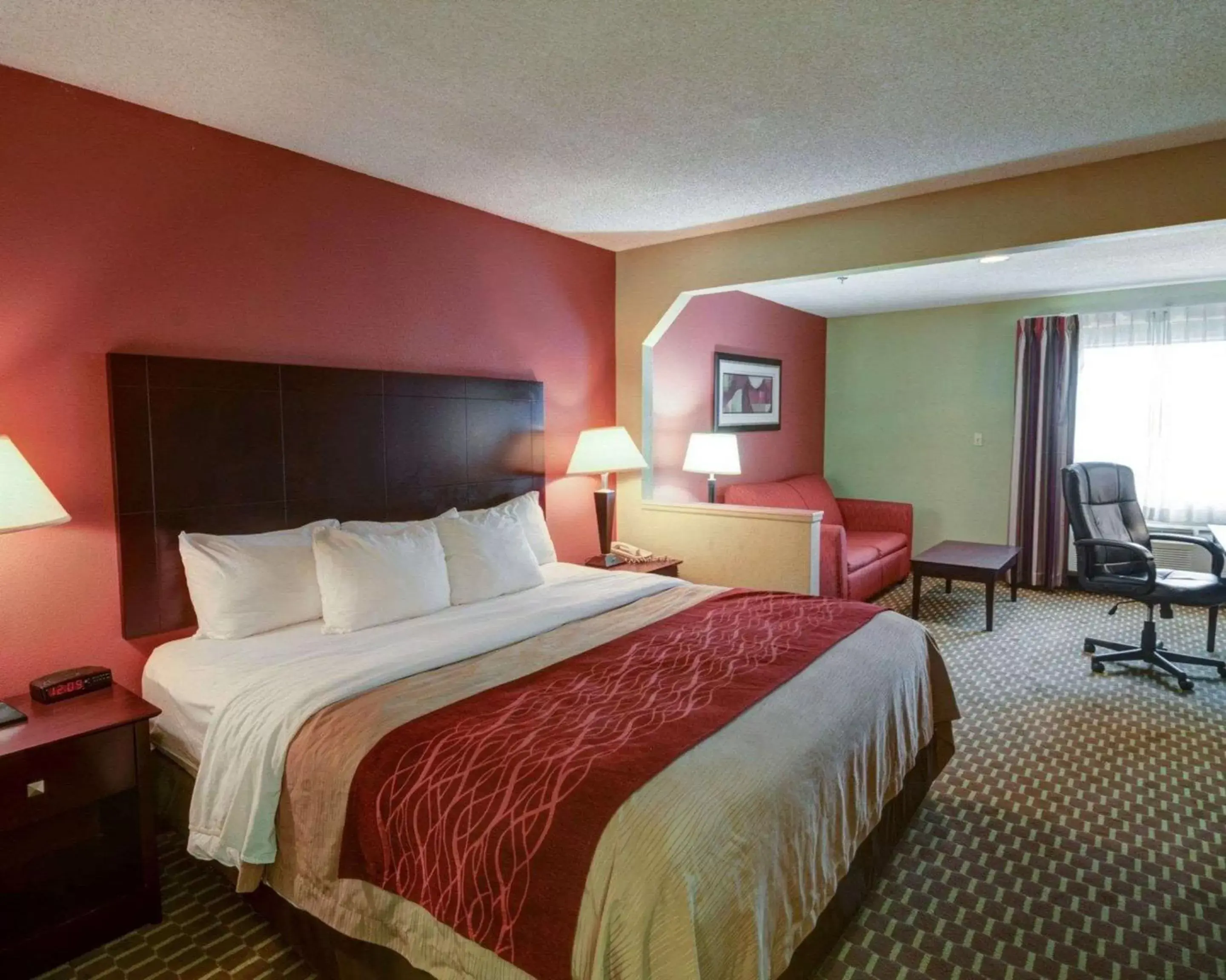 Photo of the whole room, Bed in Quality Inn & Suites Pine Bluff AR