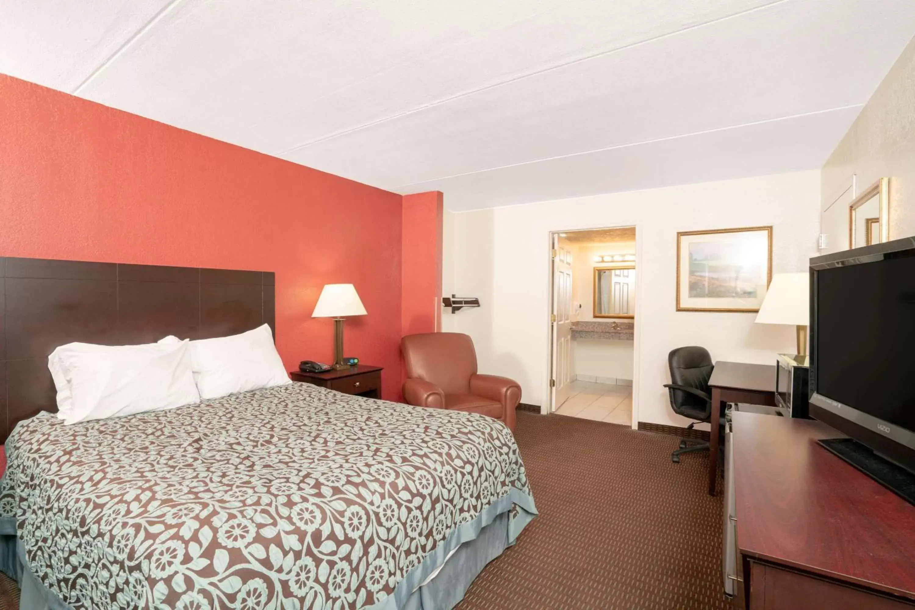 Photo of the whole room, Bed in Days Inn by Wyndham Cave City