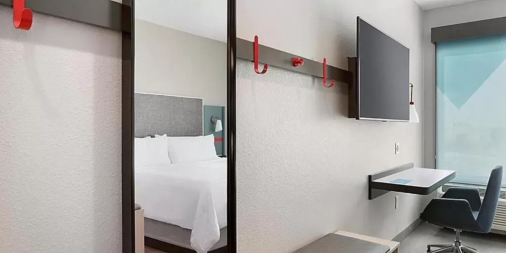Bedroom, TV/Entertainment Center in avid hotels - Summerville, an IHG Hotel