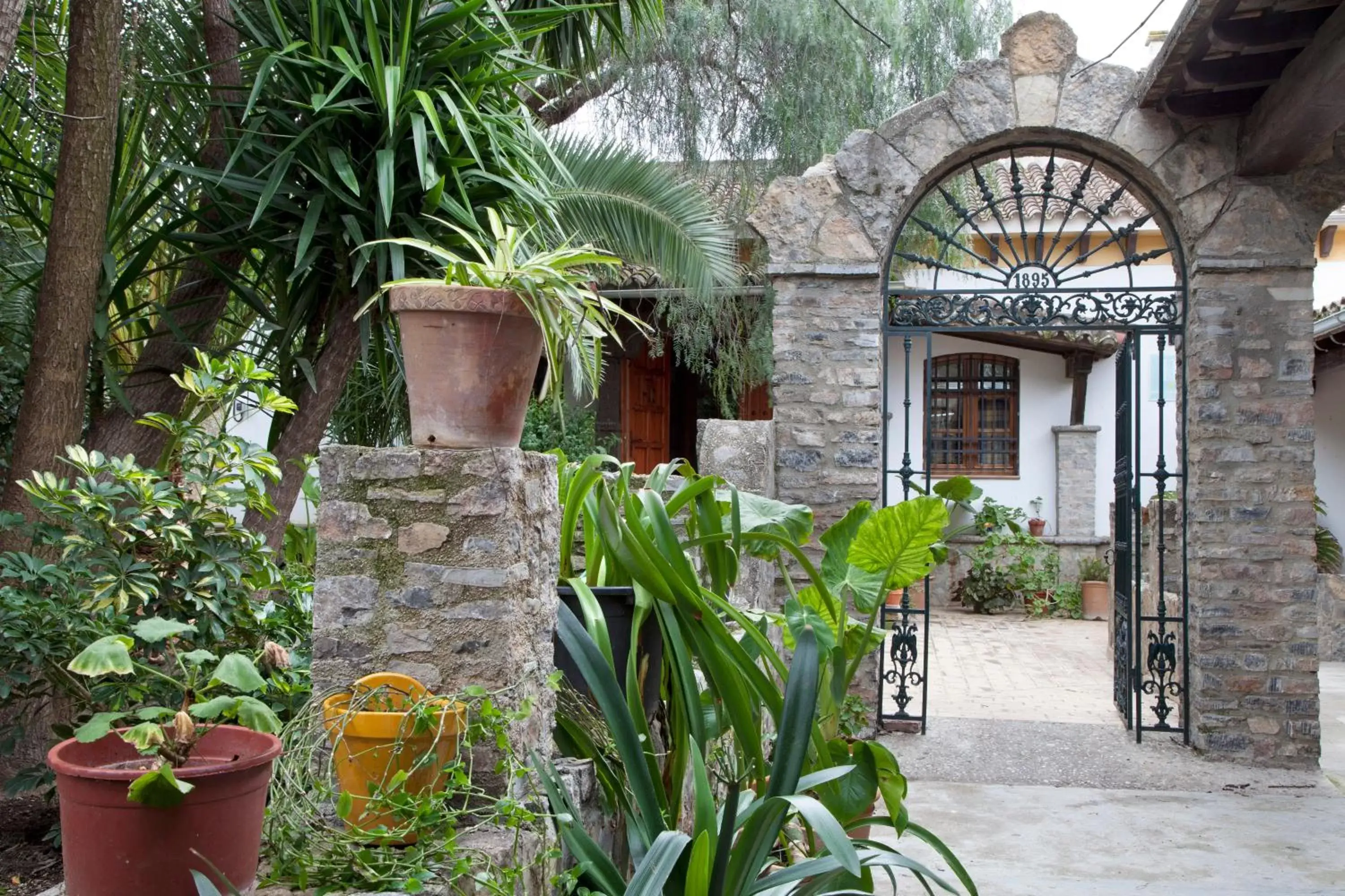 Garden, Property Building in Hostal El Cortijo