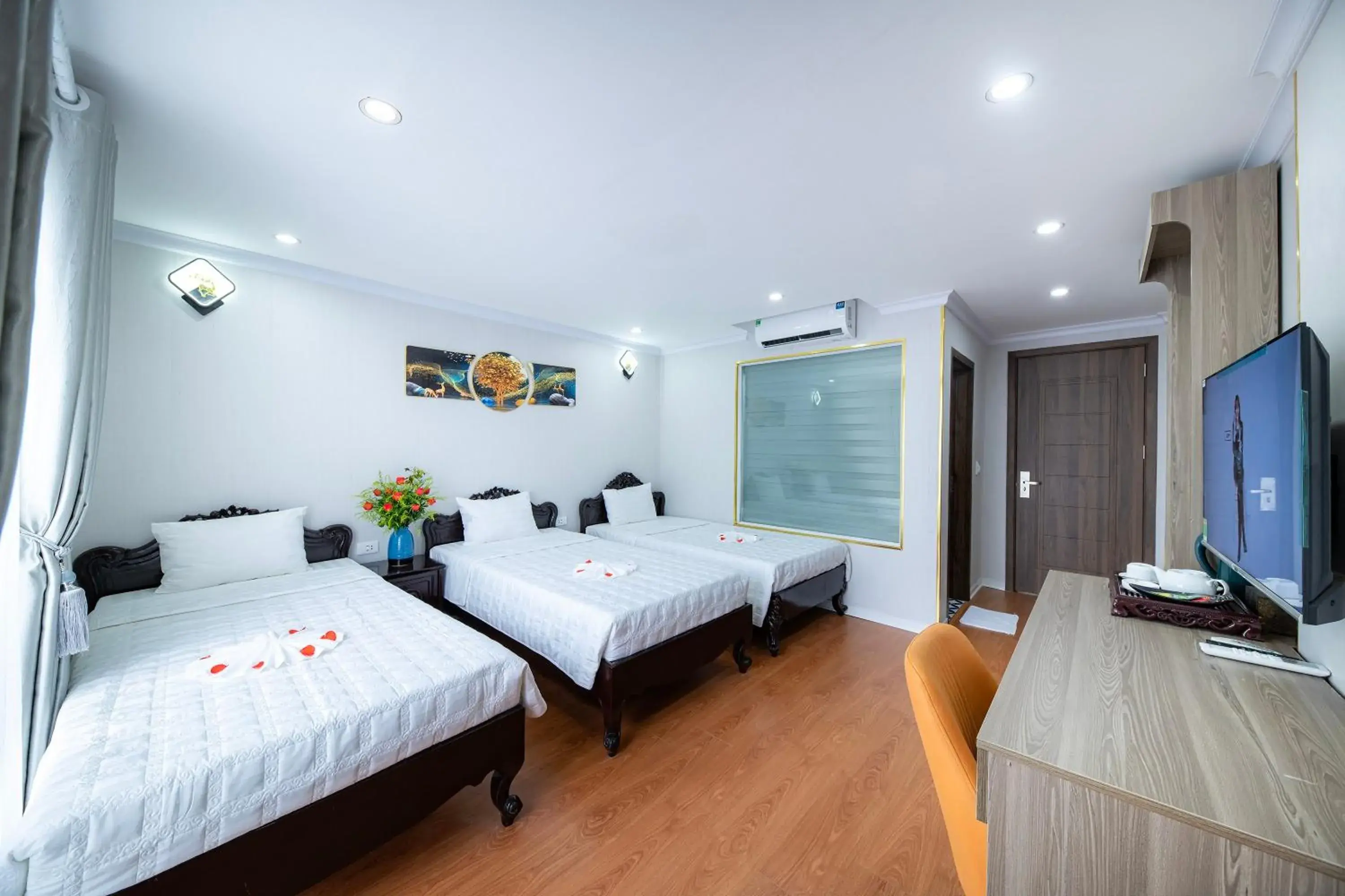 Photo of the whole room, Bed in Hanoi City Guest House