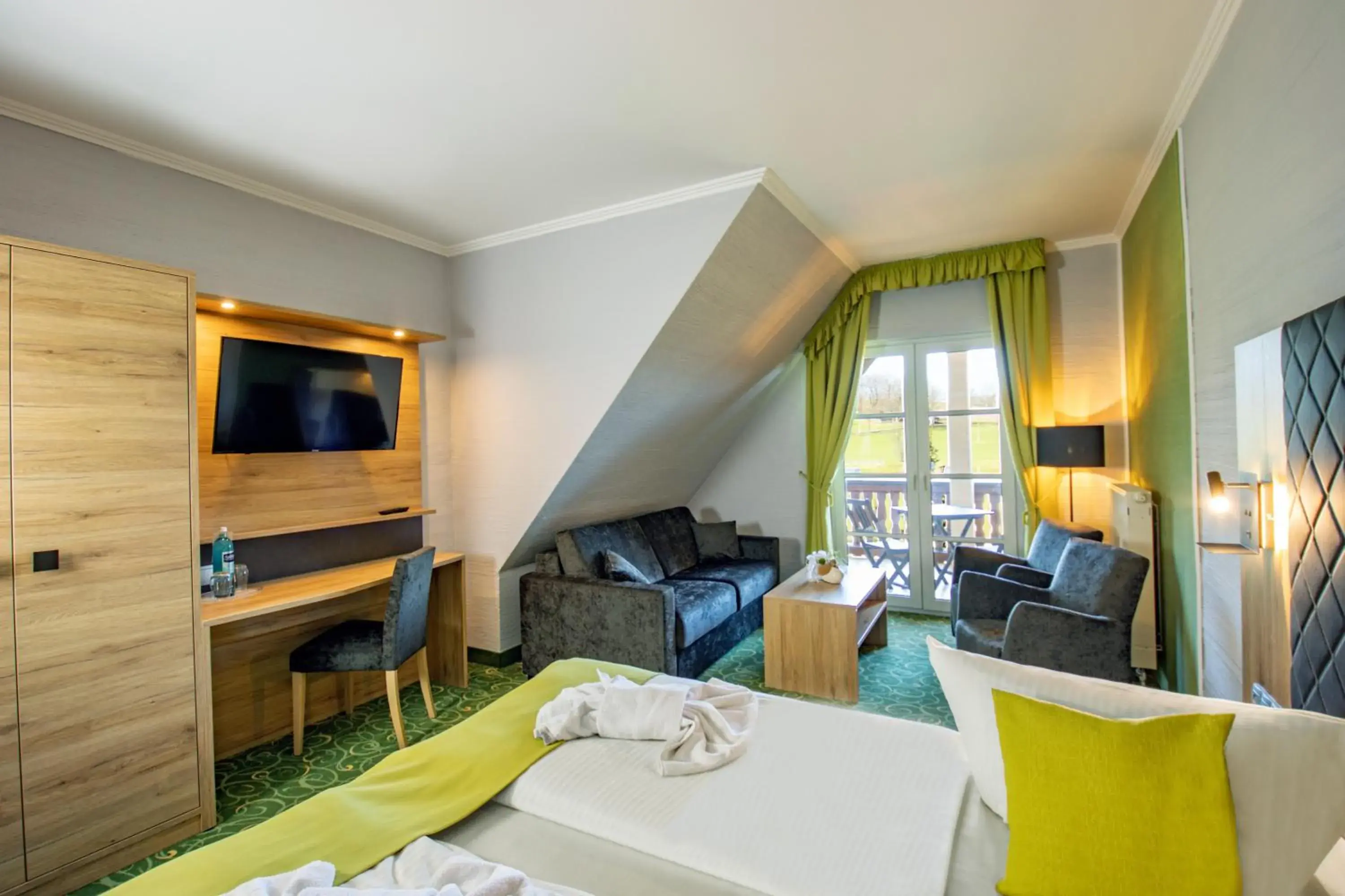 Photo of the whole room, TV/Entertainment Center in Panorama Berghotel Wettiner Hohe