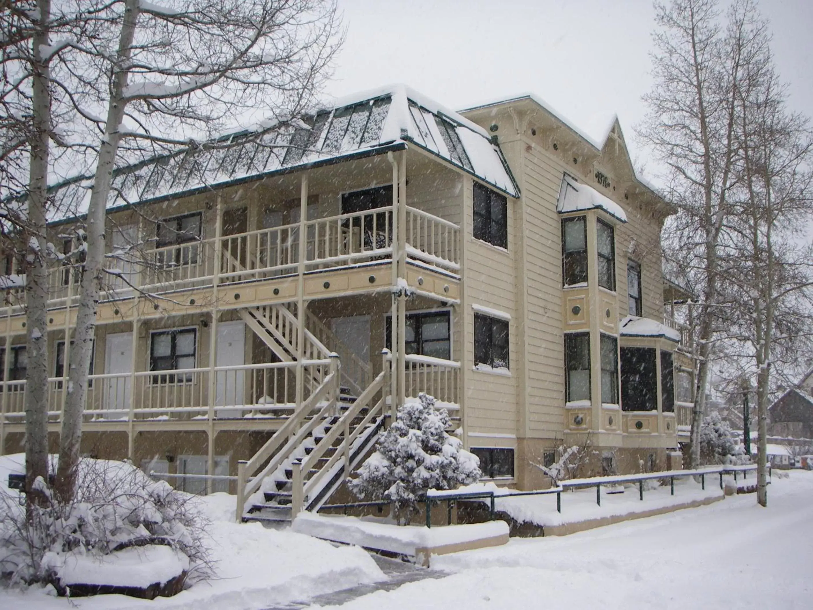 Facade/entrance, Winter in The Victorian Inn