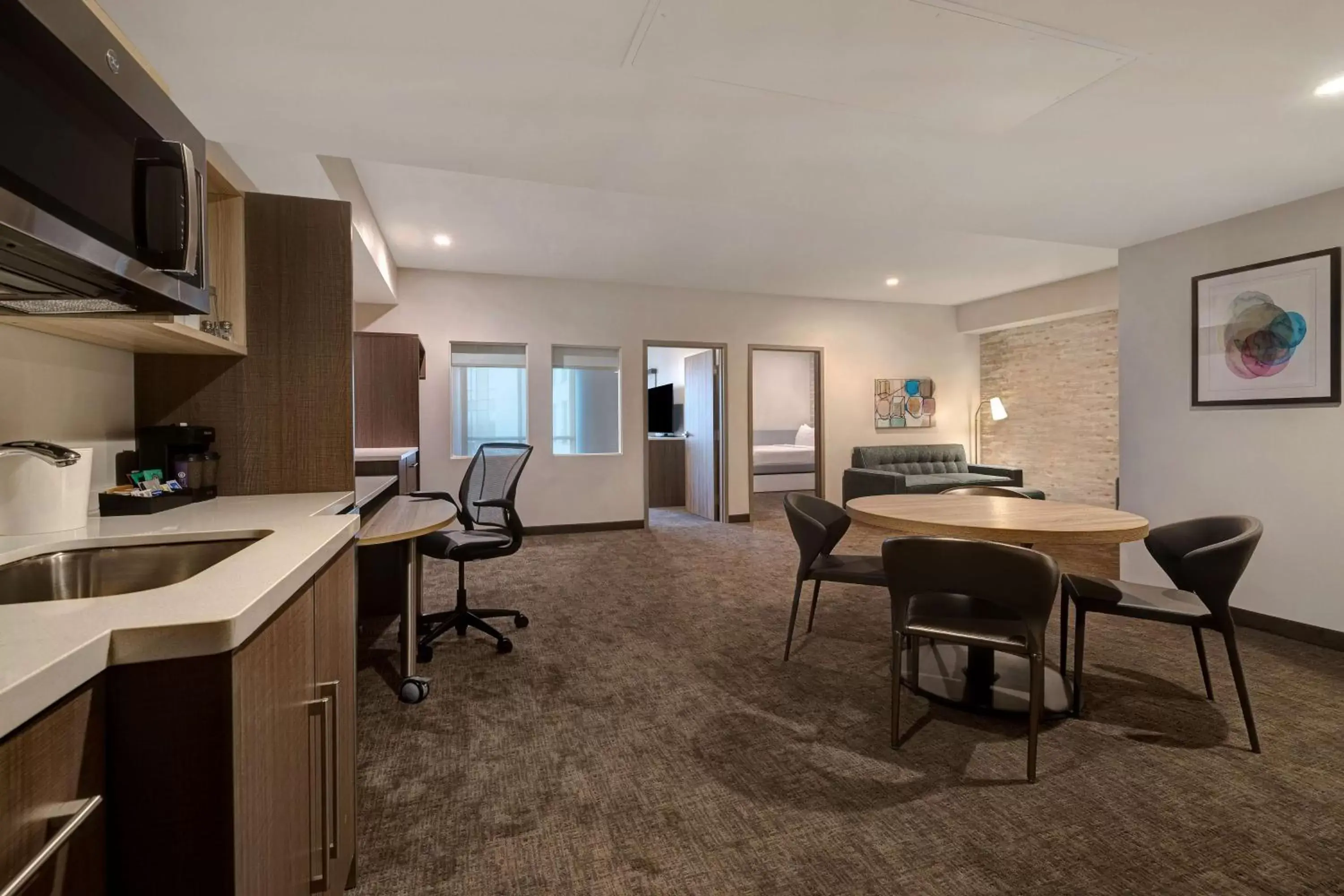 Living room, Kitchen/Kitchenette in Home2 Suites By Hilton Anaheim Resort