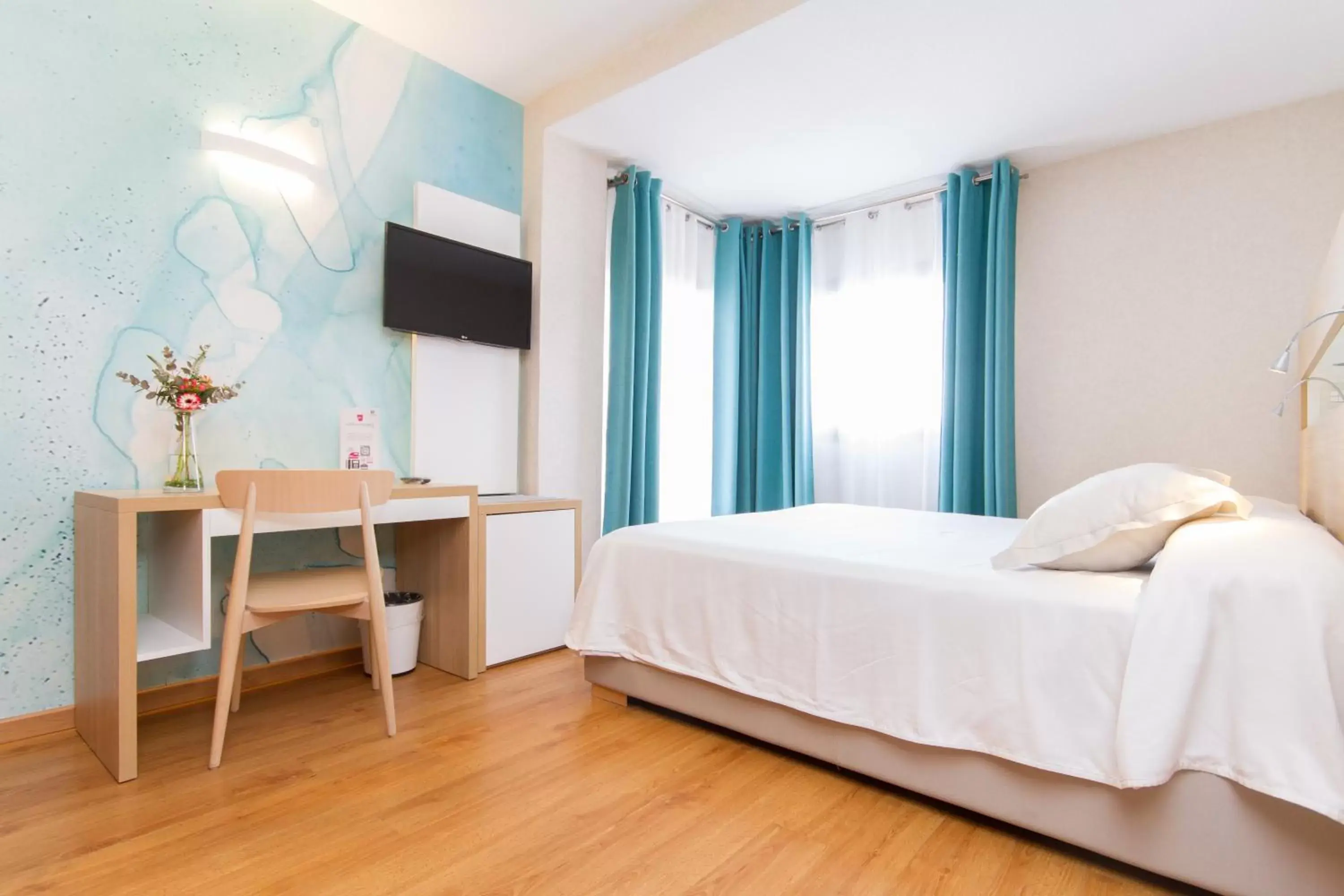 Photo of the whole room, Bed in Hotel Castilla Alicante Photo of the whole room, Bed in Hotel Castilla Alicante