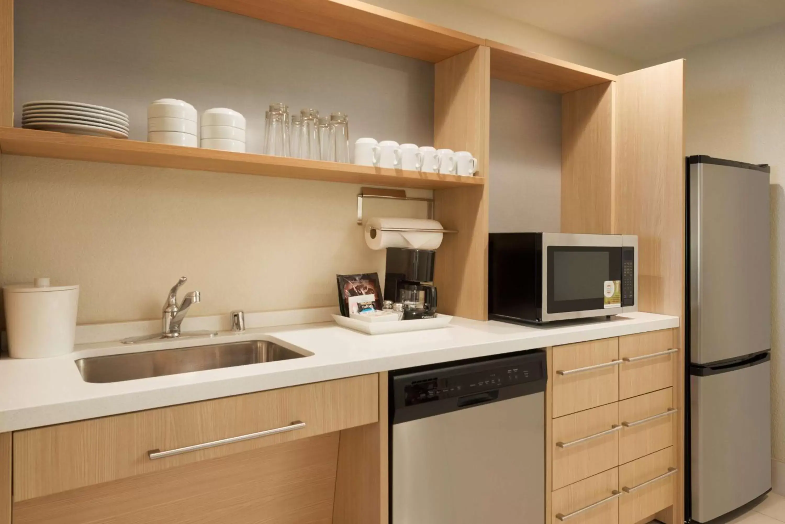 Kitchen or kitchenette, Kitchen/Kitchenette in Home2 Suites by Hilton Milwaukee Brookfield