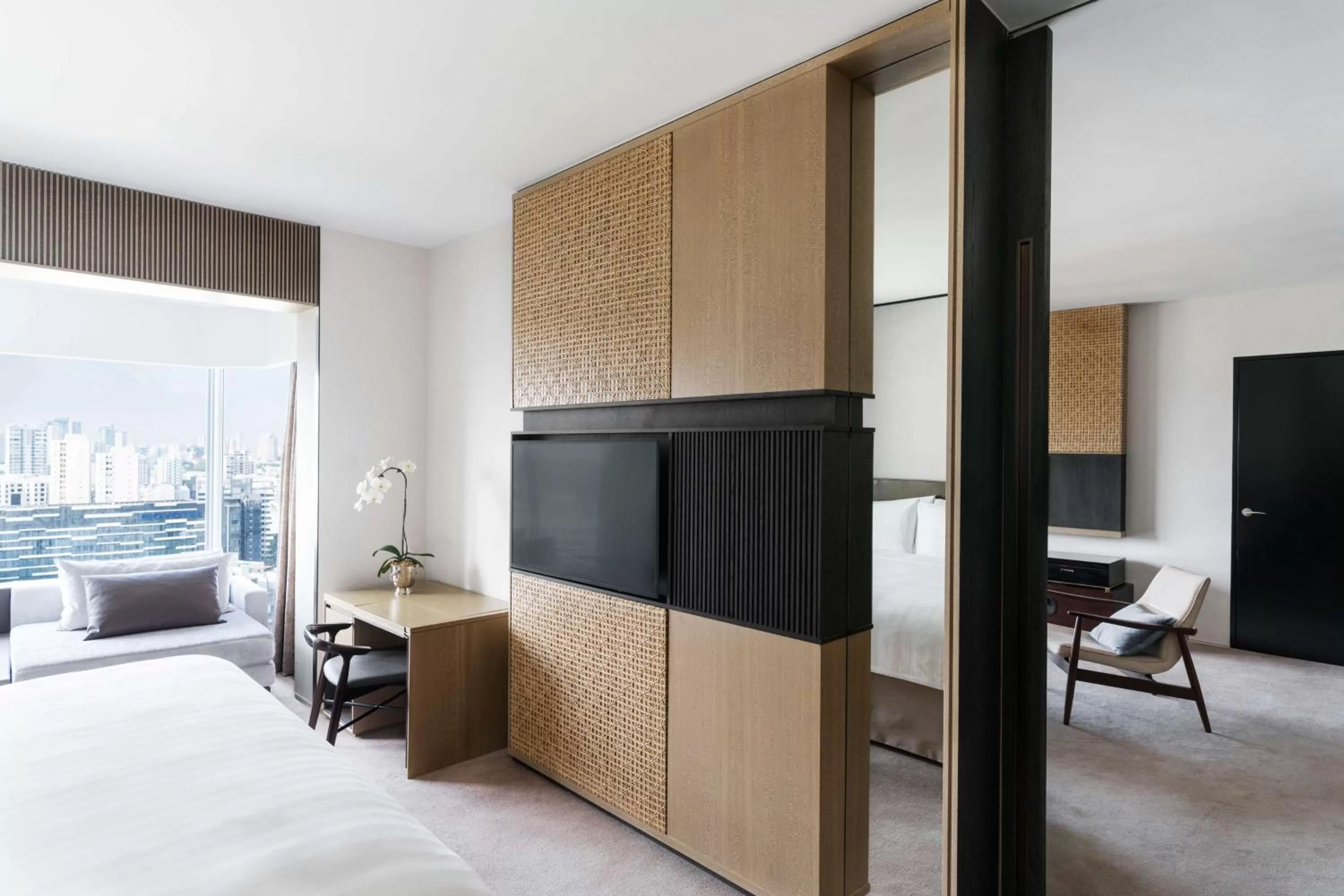 Photo of the whole room, Bed in Shangri-La Singapore