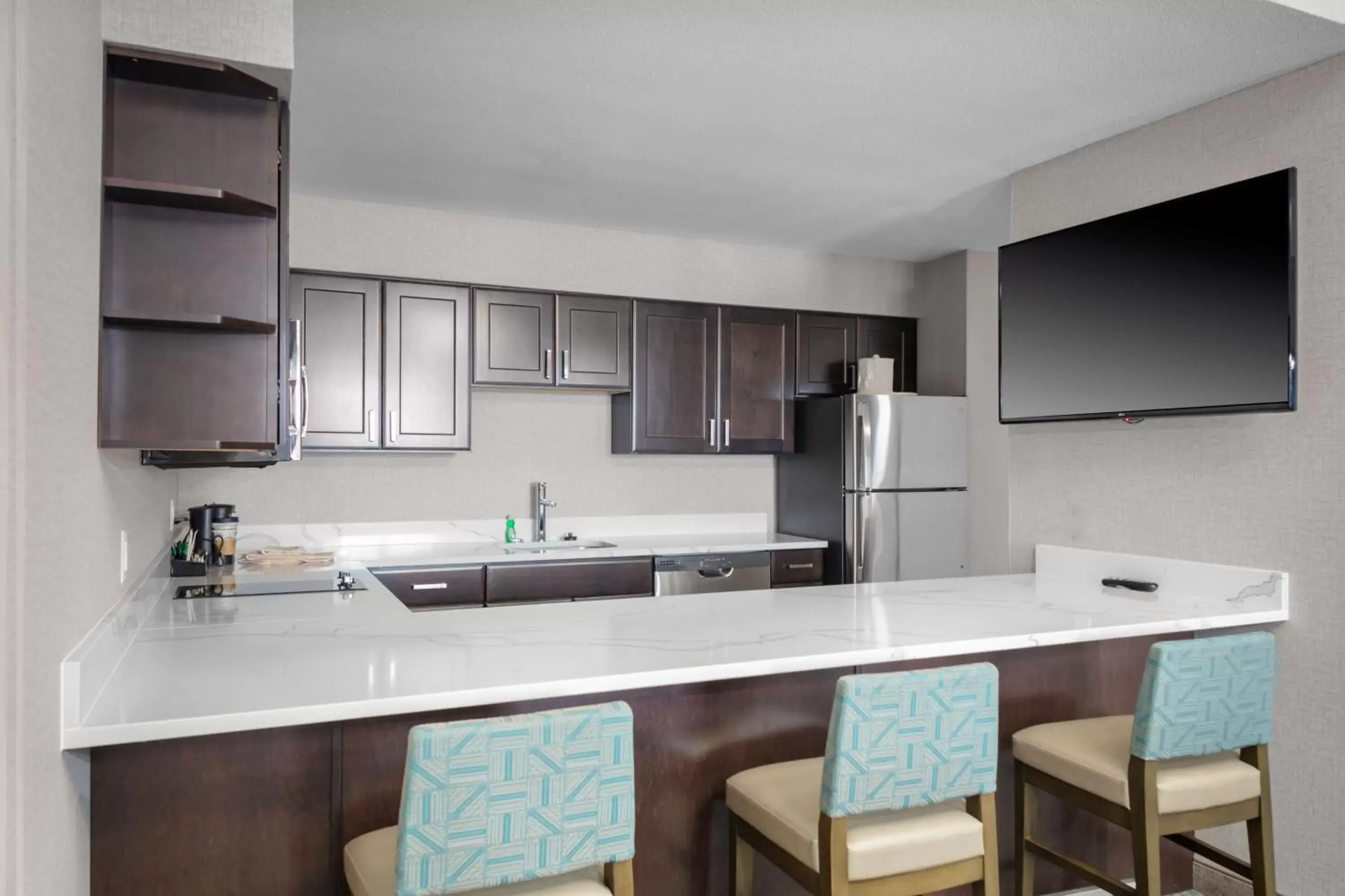 Bedroom, Kitchen/Kitchenette in Homewood Suites by Hilton Phoenix Airport South
