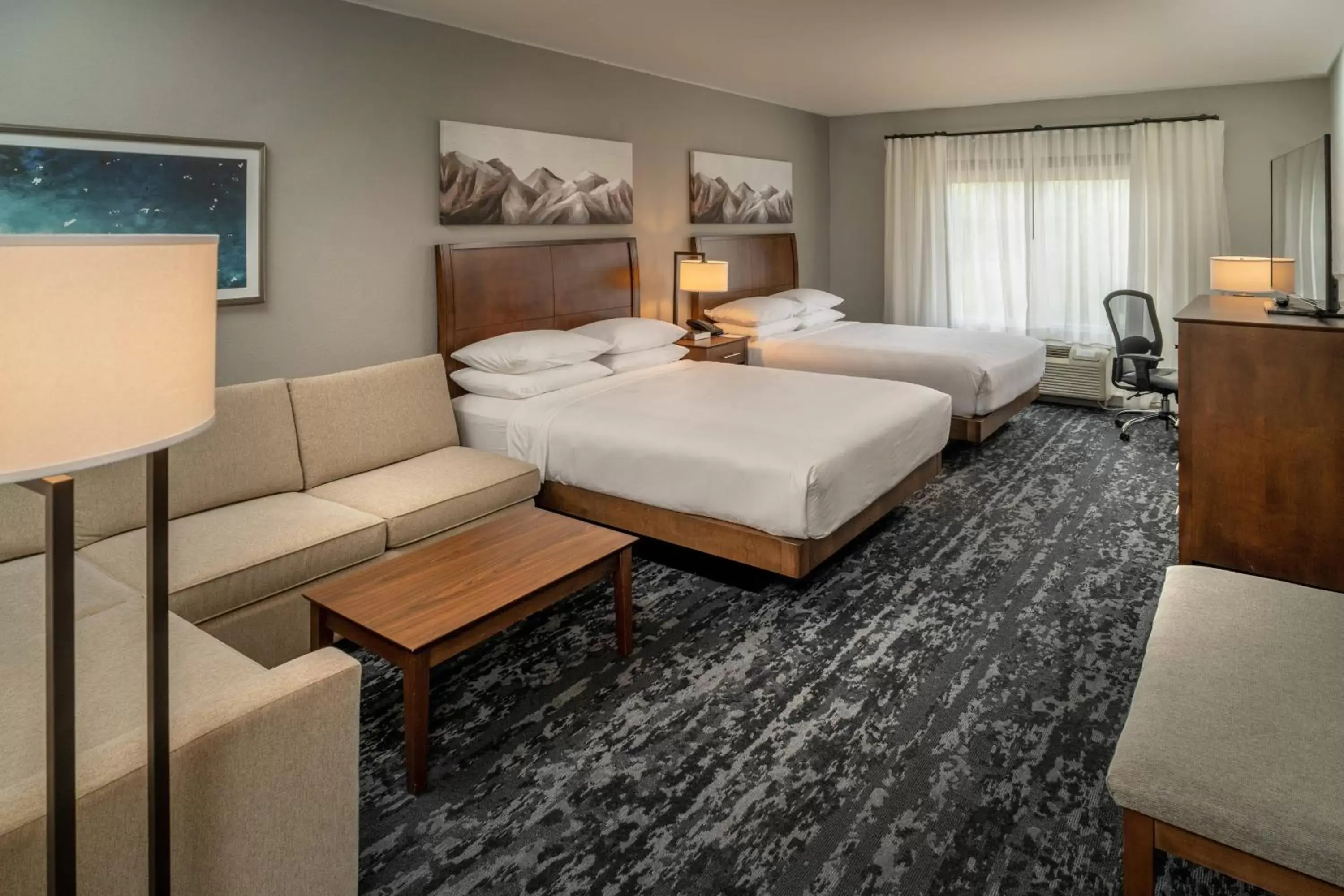 Photo of the whole room, Bed in Delta Hotels by Marriott Huntington Mall
